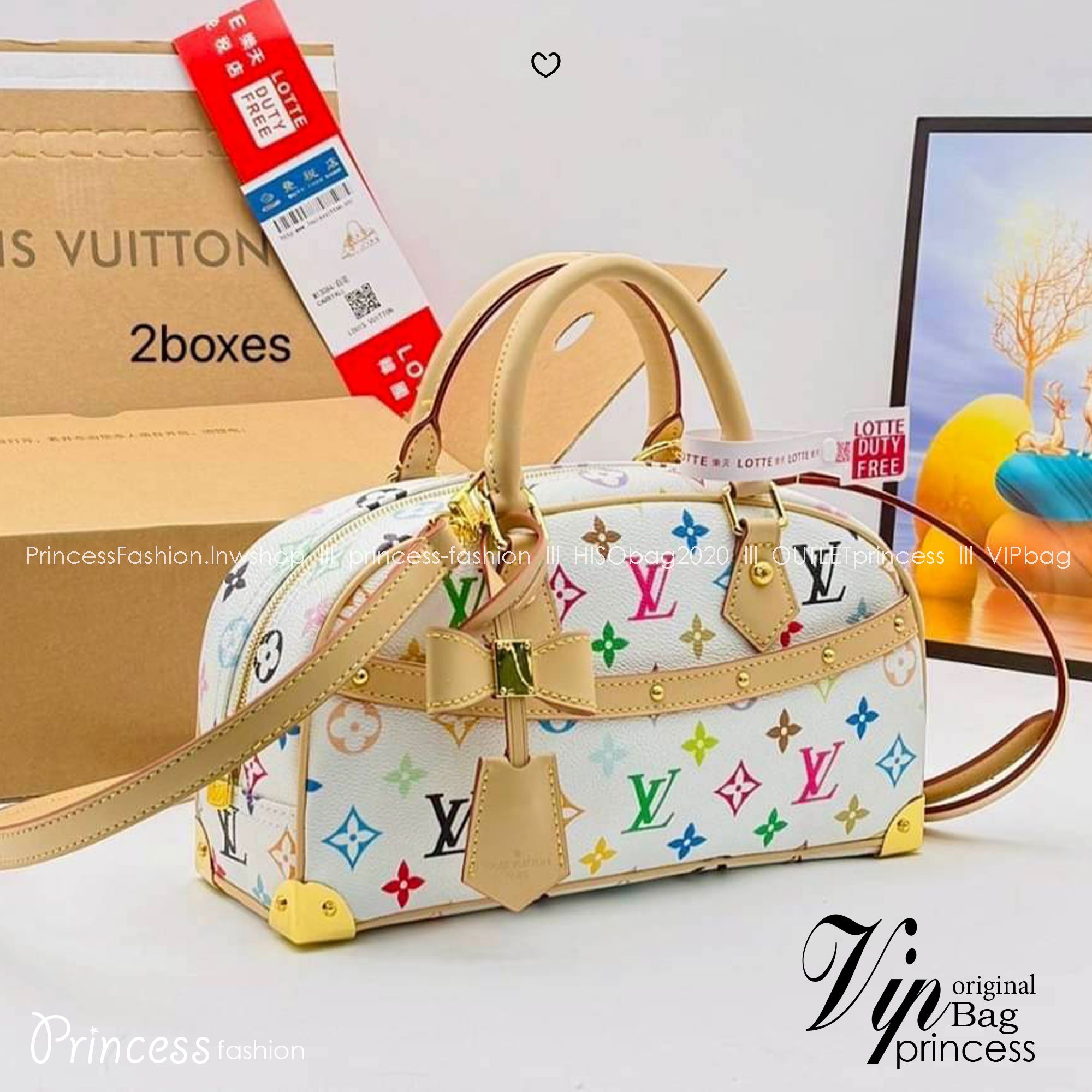 LV x TM Handbag East West Murakami กระเป๋าทรงโท้ทรุ่นท็อปฮิต กับดีไซน์ใหม่ต้อนรับฤดูร้อน โดดเด่นด้วยการตกแต่งลายพิมพ์ โทนสีสดใสสะดุดตา มาพร้อมพวงหนังห้อยรูปโบว์และแท็กปั้มแบรนด์ จับในตัวพร้อมสายสะพายข้าง รูปทรงสวยตลอดกาล