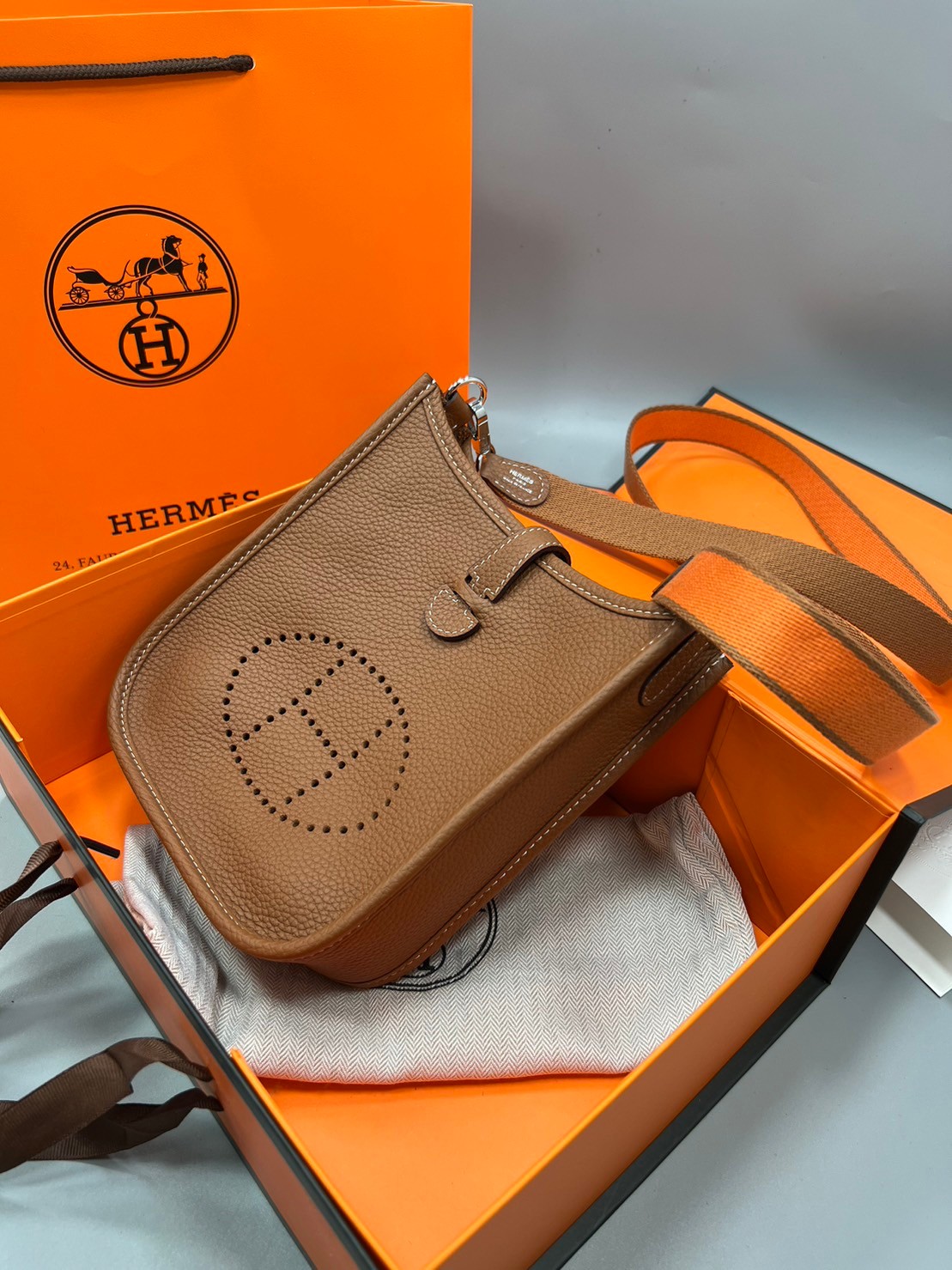 HERMES evelyne mini bag Luxury Bag กระเป๋าสะพายแบรนด์ดัง แบรนด์หรู คลาสสิกตลอดกาล ใช้ได้ทั้งชายหญิง ใบเดียวจบ สวยรวยปัง เกรดท็อปออริจินอล ภาพสินค้าถ่ายจากงานขายจริง ใช้งานต่างประเทศได้