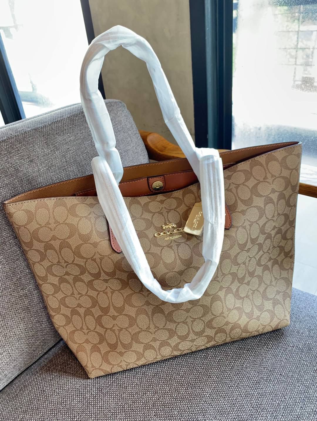 COACH TOWN TOTE SIGNATURE BAG((76636)) พร้อมส่งอีกครั้ง! กระเป๋าใบใหญ่หนังแท้ สวยงามค่ะ ป้ายอะไหล่แบรนด์แบบโลหะสีทองสวยหรูมากๆ เปิดปิดกระเป๋าแบบกระดุมแม่เหล็ก ใช้งานง่าย ภายในกว้างมากๆค่ะบอกเลย สาวๆที่สัมภาระเยอะหายห่วงค่ะ พร้อมช่องกระเป๋าซิปให้ใส่มือถือห