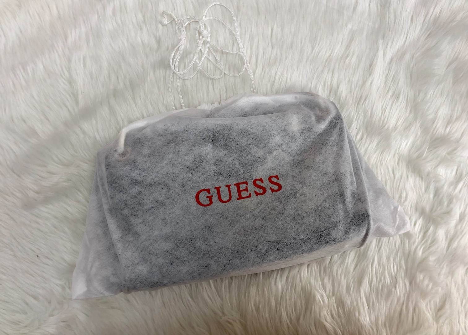 GUESS WOMEN BAG JEAN กระเป๋าสะพายไหล่หรือ crossbody สุดชิค วัสดุผ้ายีนส์ ด้านหน้าติด logo brand เพิ่มดีเทลดีไซน์ตกแต่งที่ด้านหน้ากระเป๋า เปิดปิดกระเป๋าแบบแม่เหล็ก ใช้งานง่าย ภายในมี 2 ช่อง แต่ละช่องกว้างใส่ของได้จุ และยังมีช่องซิปเล็กใส่ของจุกจิกได้อีกค่ะ