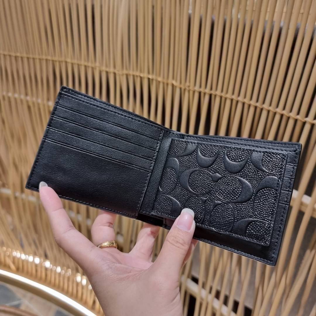 COACH 75371 COMPACT ID WALLET IN SIGNATURE CROSSGRAIN LEATHER กระเป๋าสตางค์ผู้ชาย ลาย c นูนเต็มใบ หนัง crossgrain อีกรุ่นที่ยอดขายไม่เคยตก 🤑🤑 ใบจริงดูผู้ดี ดูแพง!! ภายในมีช่องใส่บัตรได้เยอะ ใส่ธนบัตรได้ทุกใบ ซื้อให้คุณหนุ่มๆรับรองประทับใจไ