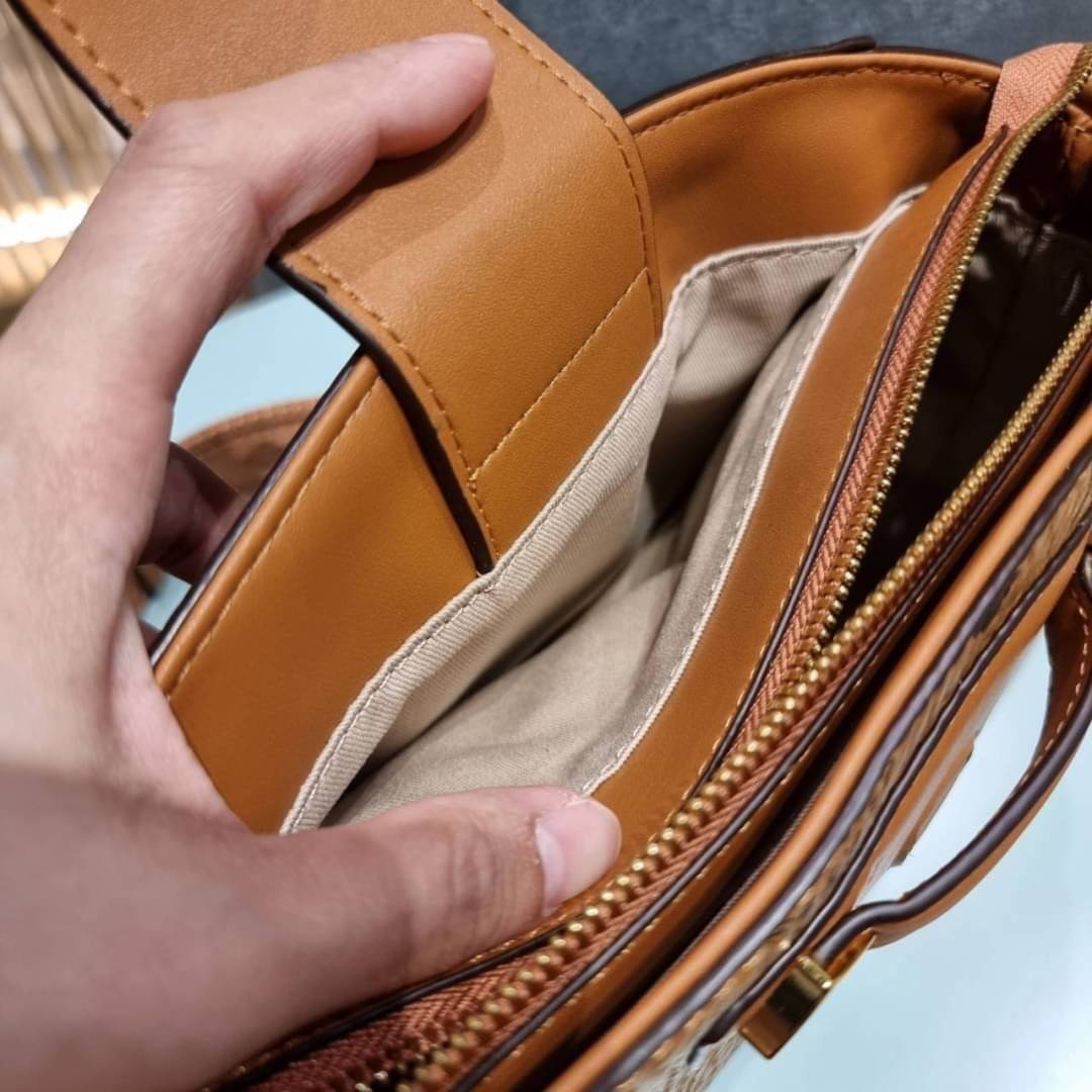 M.C.M ESSENTIAL VISETOS ORIGINAL SMALL CROSSBODY BAG กระเป๋าสะพายข้าง ขนาดกำลังดี สวยอยู่ทรง ดีไซน์เป็นเอกลักษณ์ วัสดุหนังแคนวาสสลับหนังแท้ พริ้นท์ลายเต็มใบ ดูหรูมาก!! เปิด-ปิดกระเป๋าด้วยสายคาดแม่เหล็ก และซิปรูดกันของหล่น มาพร้อมสายสะพาย crossbody ปั๊มลาย