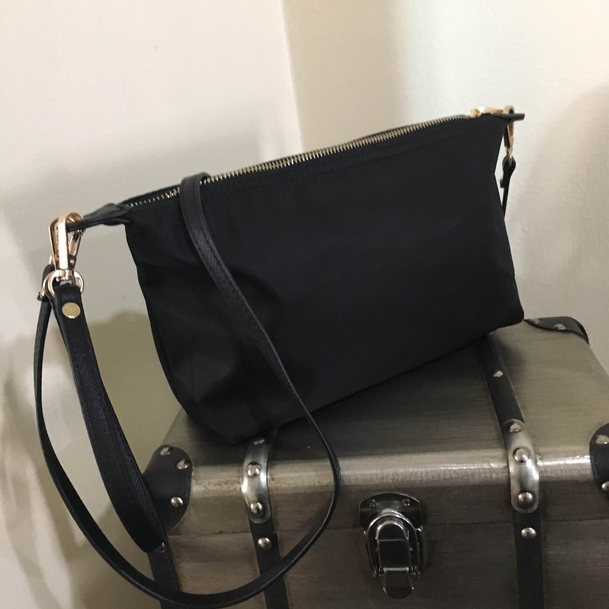 Best seller สินค้าเข้าใหม่ งานพรีเมี่ยมกิ้ฟจากเคาเตอร์ต่างประเทศ กระเป๋า สวยๆ จาก แบรนด์ PRADA เปนกระเป๋า เครื่องสำอางค์ แต่มีสายสะพายยาวให้ 2 สาย เป็นแบบคล้องแขน และสะพายข้างลำตัว เลิศมาก ใช้เป็น shoulder bag ได้เลยค่า หรือ ถือลำลองสวยๆ ก้อเลิศคะ คุ้มมาก