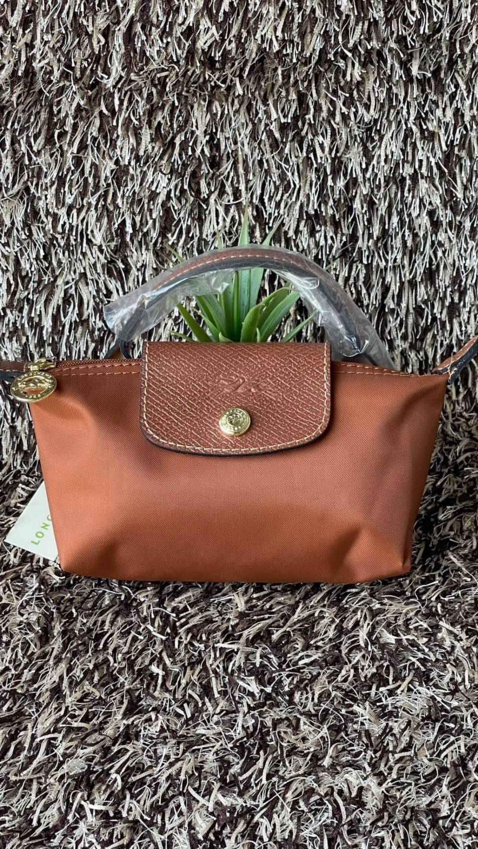 LONGCHAMP LE PLIAGE ORIGINAL Pouch with handle กระเป๋าถือขนาดมินิทรงpouch ให้ความหรูหราจาก Le Pliage (เลอ ปลิยาจ) ในขณะที่ที่ปิดแบบซิปช่วยให้คุณมั่นใจได้