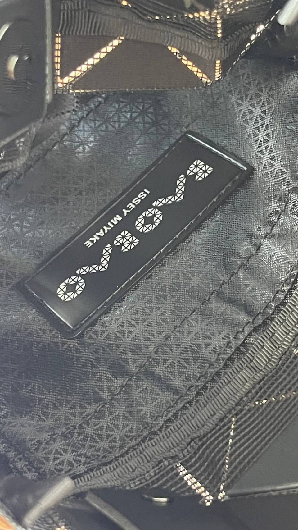 BAO BAO ISSEY MIYAKE PLATINUM COFFRET สะท้อนแสงเพื่อสร้างสินค้าระดับพรีเมียมที่ให้ความเงางามที่เหนือกว่า เพิ่มความหรูหราและโดดเด่นให้กับ เพราะมีความแวววาวและเป็นประกาย