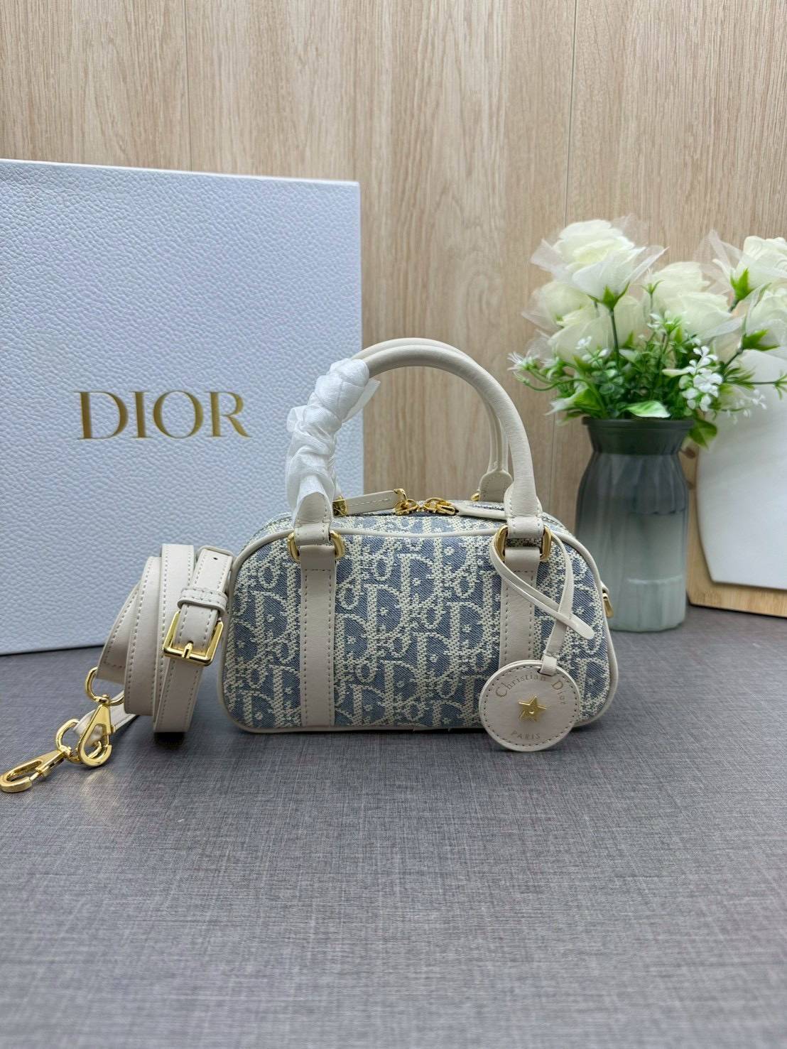 ORI หนังแท้ | DIOR D-Vibe East-West Nano Bag กระเป๋าทรงหมอนไซส์มินิน่ารัก ดีไซน์โบว์ลิ่งรูปทรงทันสมัยใช้งานง่ายจุของสำคัญได้ครบ สวยสง่างามเป็นเอกลักษณ์