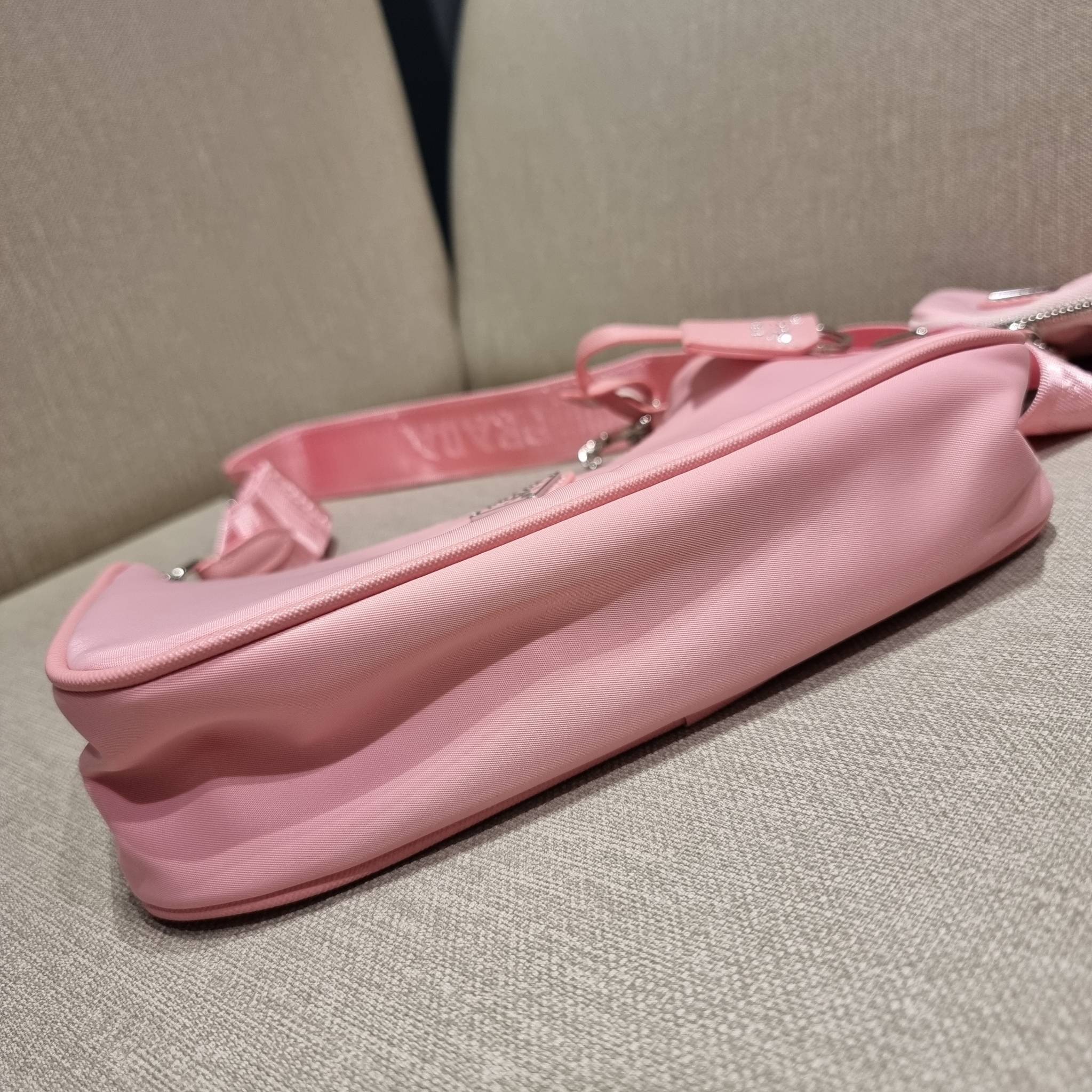 VIP 🥂 PRADA RE-EDITION 2005 RE-NYLON SHOULDER BAG ไอเท็มสุดปัง ที่ฮิตตลอดกาลไม่ว่าจะปีไหนๆ จัดให้ครบทั้งสีขายดีและสีใหม่ล่าสุด ที่สายคุณหนูห้ามพลาด!! กับกระเป๋าสะพายทรงคลาสสิค เหมาะเป็น everyday bag มากๆ วัสดุผ้าไนล่อนคุณภาพ พร้อมใบลูก ไว้ใส่เหรีย