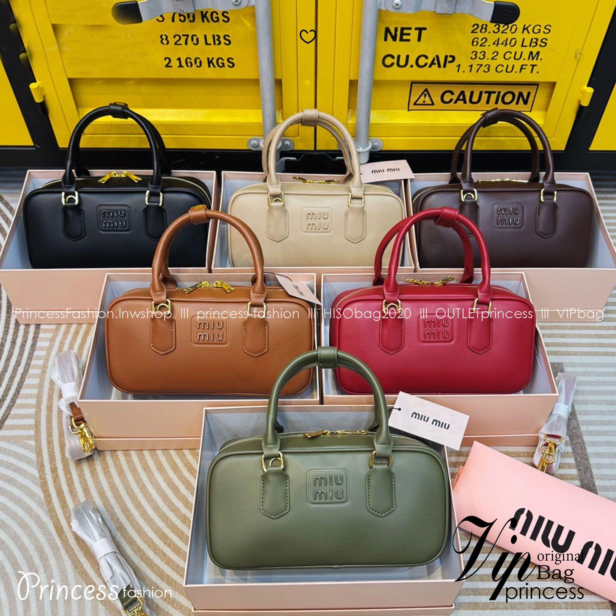 MIU MIU Arcadia leather bag กระเป๋าถือ/สะพายสุดชิคมากในตอนนี้ ดีไซน์เรียบแต่มากมีอยู่จริง สวยดูแพง แมทชุดได้ง่ายสุด มินิมอลมินิใจ หูจับในตัวง่ายและสะดวกพกพา มาพร้อมสายสะพายข้างให้อีก