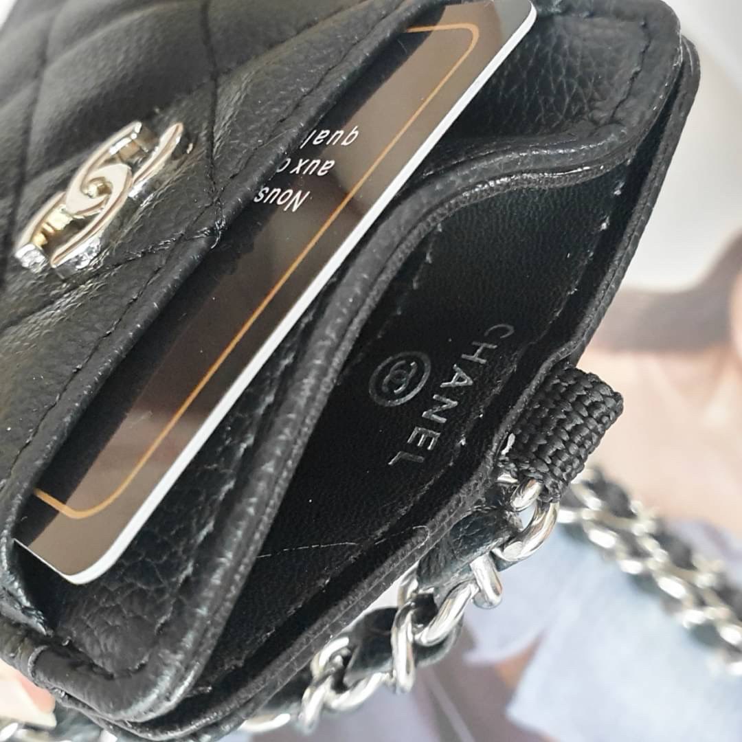 CHANEL CARD HOLDER WITH CHAIN พร้อมส่งที่ไทย สายคล้องบัตรสุดคลาสสิค จากงานพรีเมี่ยมกิ้ฟท์แบรนด์ดังอย่าง CHANEL วัสดุหนังสังเคราะห์ ลายสวยมาก ด้านหน้าประดับโลโก้ CC มีช่องใส่บัตรมากกว่า4ใบ มาพร้อมสายคล้องแบบโซ่สลับหนัง ไอเท็มสุดหรูแบบนี้ ต้องมีติดตัวไว้น้า