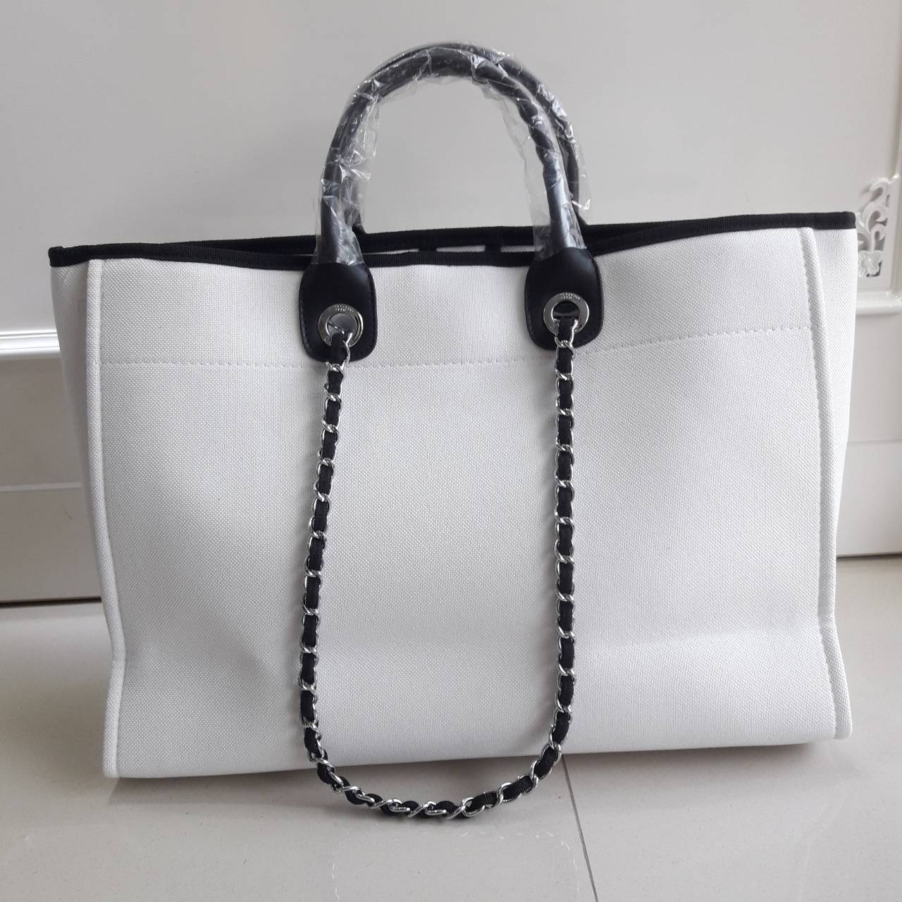 รุ่นใหม่ล่าสุด!! ที่สาวๆรอคอย Chanel tote canvas bag จากงานพรีเมี่ยม VIP GIFT รุ่นดังเลยค้า Size ใหญ่อลัง บอกเลยว่า **งานดีที่สุด ตัวกระเป๋า กระเป๋าผ้าเป็นผ้า canvas เนื้อดีสมราคา สัมผัส นุ่มลื่นมือมากกกก อะไหล่เงินปั้มแบรนด์แท้ทั้งใบ ด้านหน้าปัก logo แบร