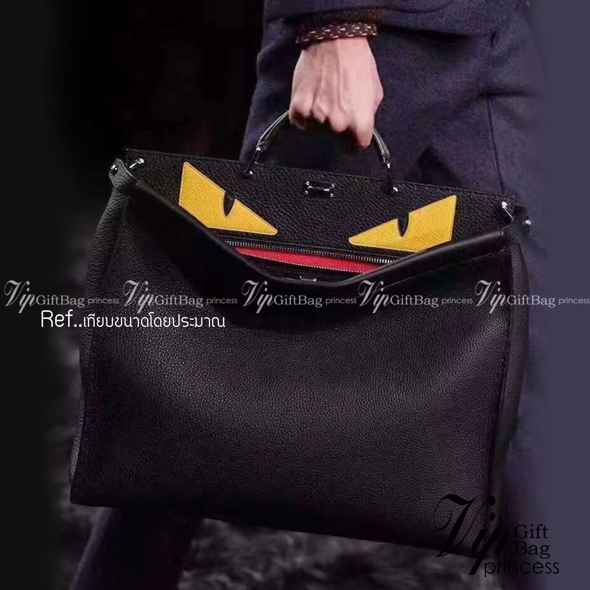 FENDI Monster Bag 30cm หนังคาเวียร์ เกรดเทพออริจินอล กระเป๋ายอดนิยมของแบรนด์ ดีไซน์สวยเรียบหรูแฝงด้วยความเก๋ สามารถสะพายหรือถือ เหมาะสมกับวัยรุ่น สะดวกในการพกพาไม่ว่าสาว ๆ จะไปเที่ยวต่างจังหวัด ต่างประเทศหรือแม้กระทั่งทำกิจกรรมแอดเวนเจอร์ต่าง ๆ ก็ไม่ทำให้