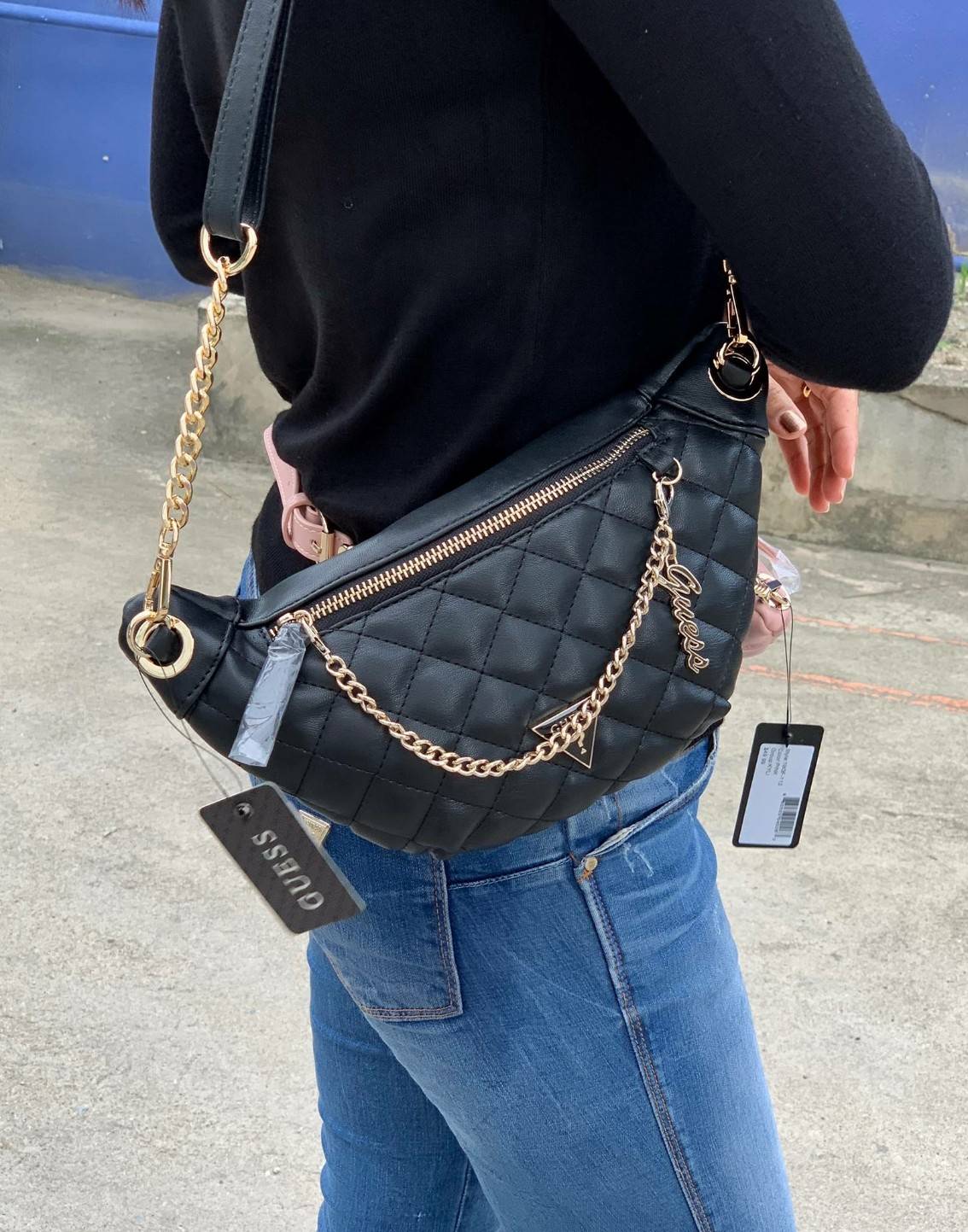 GUESS KYLI FANNY PACK BELT BAG 🍭รุ่นแนะนำค่ะ!! กระเป๋าคาดเอว//คาดอก//สะพายข้างได้ ค่ะ วัสดุหนังลายนวม หนังนิ่มมือดีมากๆค่ะ ด้านหน้ามีอะไหล่โลโก้แบรนด์ พร้อมช่องซิปหลักใส่ของ ตรงซิปมีสายโซ่ห้อยอะไหล่แบรนด์เพิ่มความหรูมาให้ค่ะ ภายในช่องสามารถใส่มือถ