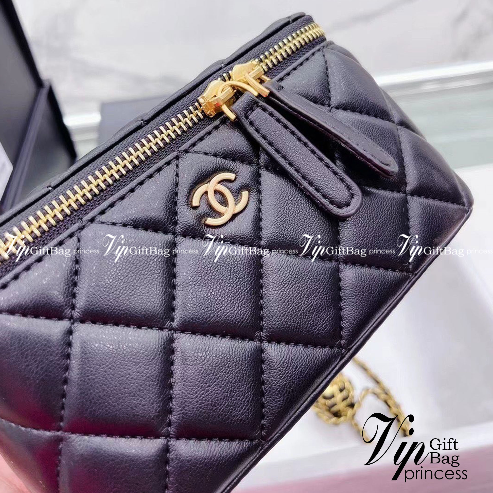 CHANEL Pearl Crush Vanity Case With Classic Chain / Chanel Vanity crossbody bag ฮอตสุด น่ารักสุด กระเป๋าทรงกล่องใบเล็กน่ารัก มี 2 ขนาด งานหนังสวย ตอบโจทย์และครองใจสาวๆ ได้อย่างแท้จริง ดีไซน์เรียบหรู มาพร้อมโลโก้อะไหล่ทองเพิ่มความโดดเด่น เป็นอีกรุ่นที่สาวๆ