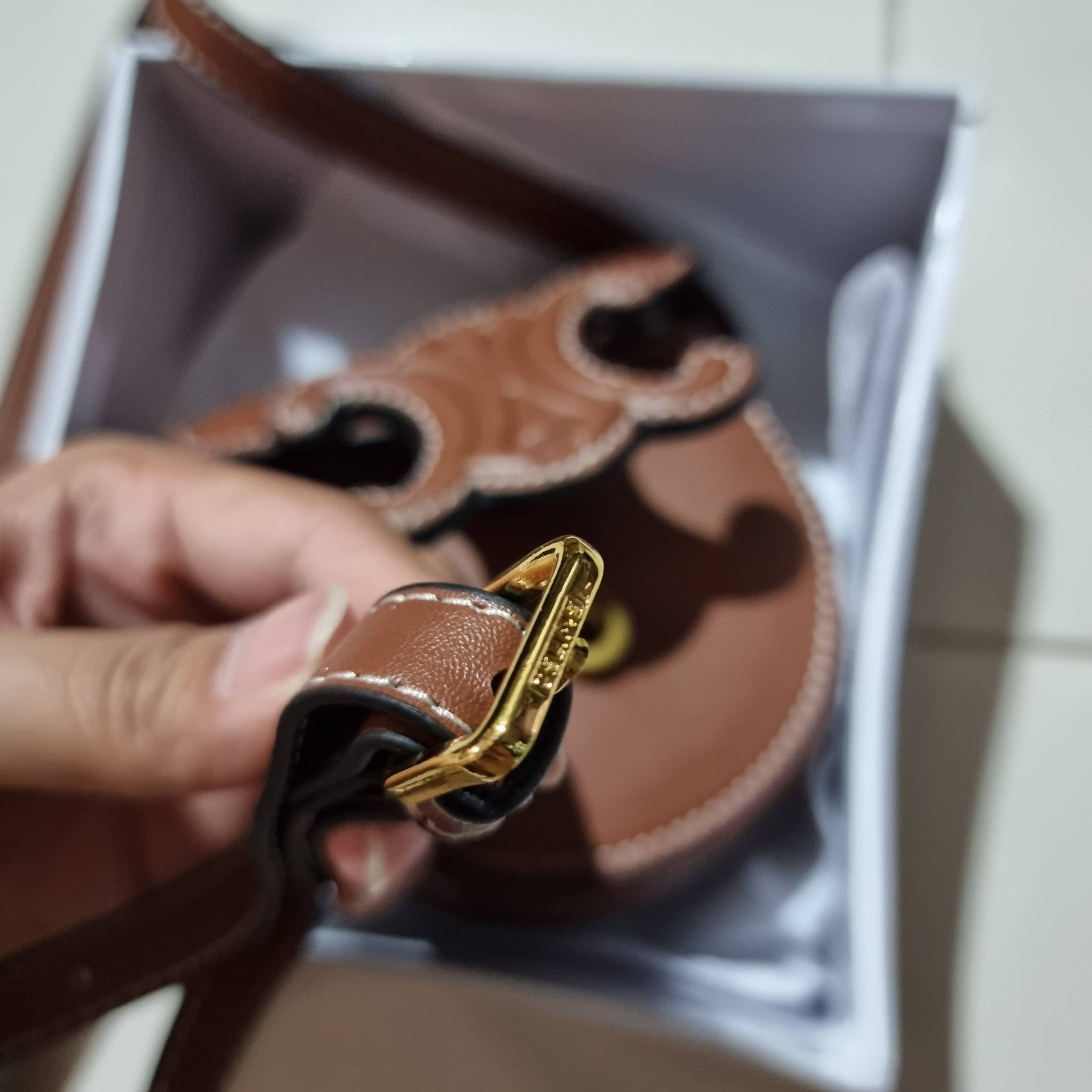 CELINE BESACE CUIR TRIOMPHE MINI BAG รุ่นที่หนุ่มๆสาวๆต่าวก็ถามหา!! เดอะเบสท์เซลเลอร์ กระเป๋าสะพายมินิไซส์ เล็กแต่ปังมาก!! ดีเทลเรียบแต่หรู วัสดุหนังแท้ สีคลาสสิค เปิด-ปิดด้วยกระดุมแน่นหนา ภายในเป็นช่องโล่ง สายสะพายในตัวปรับได้ตามชอบ ใบนี้สามารถใส่บัตร ใส