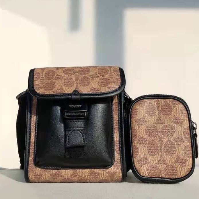 Coach C2600 Classic Logo Canvas Charter / COACH CHARTER NORTH/SOUTH CROSSBODY WITH HYBRID POUCH IN SIGNATURE CANVAS กลับมาเอาใจหนุ่มๆกันอีกครั้ง!! หล่อได้ไม่ซ้ำใคร กับไอเท็มสุดหรู กระเป๋าสะพายข้างรุ่นนี้ ดีไซน์ทรงกล่อง เรียบหรู วัสดุหนังแคนวาสสลับหนังแท้ 