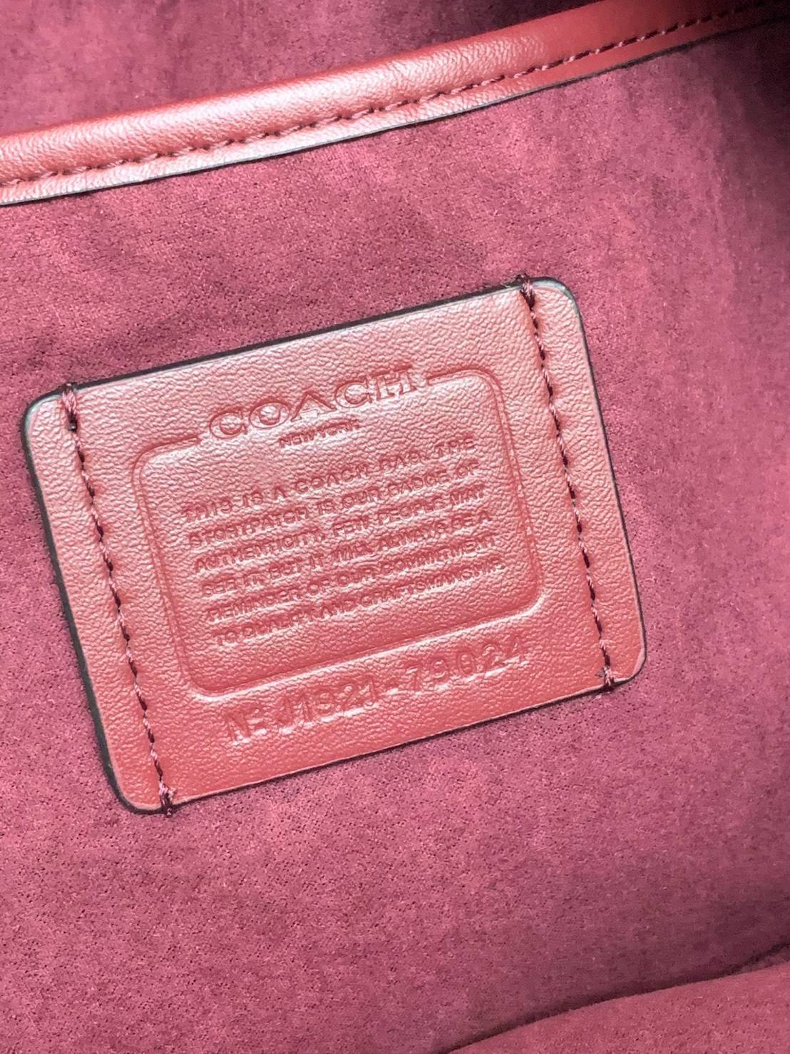 COACH BACKPACK WITH HORSE AND CARRIAGE PRINT AND HEARTS กระเป๋าสะพายหลัง วัสดุ pvc+หนังแท้ ตัวกระเป๋าลายแบรนด์ทั้งใบ ด้านหน้ามีรูปหัวใจโดดเด่นค่ะ พร้อมช่องซิปสำหรับใส่มือถือหรือของจุกจิก เปิดปิดกระเป๋าแบบซิปคู่ ภายในโล่ง ใส่ของจำเป็นได้ครบเลยนะคะ พร้อมช่อ