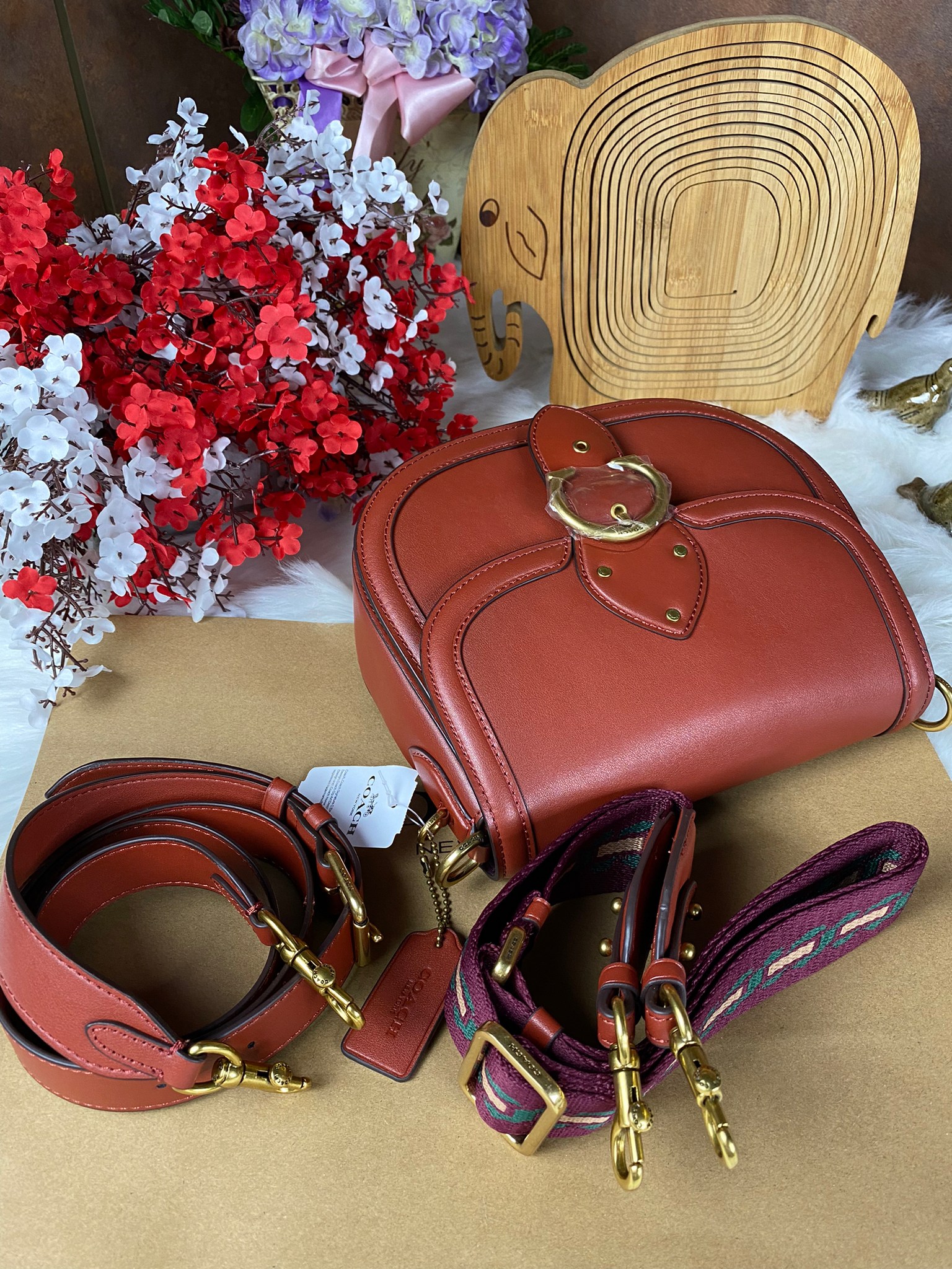 OUTLET 】COACH BEAT SADDLE BAG 10 แบบพร้อมส่ง จุกๆ เลยค่า The best item! ที่สาวๆรอคอย! ฮอตไฟลุก! สีหายาก ละมุนคุณหนู คอลเลคชั่นใหม่ ดีไซน์หรูหรา พิเศษมากๆมาพร้อมสายสะพาย 2 เส้น ใช้คู่กันหรือแยกสะพายก็สวยครบสูตร กระเป๋าสะพายทรง saddle คลาสสิค วัสดุหนัง glov