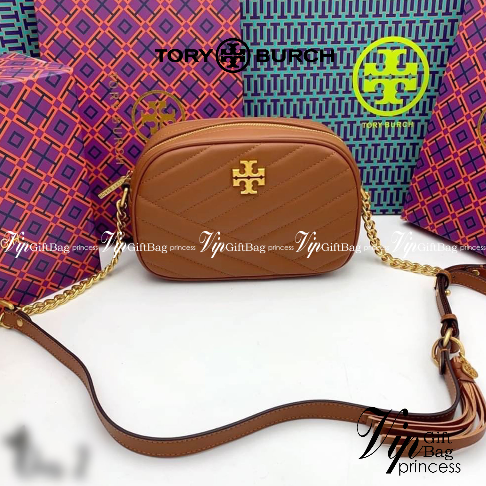 Tory Burch Kira Chevron Small Camera Bag กระเป๋าสะพายทรงกล่อง ซิปบน อะไหล่ทอง สายสะพายยาวแบบครอสบอดี้ งานสวยปั๊มทุกจุดเป๊ะทุกมุม เปิด - ปิดกระเป๋าด้วยซิป ด้านในโล่ง มีช่องซิป 1 ช่อง มาพร้อมสายสะพายยาว ปรับระดับได้ค่ะ