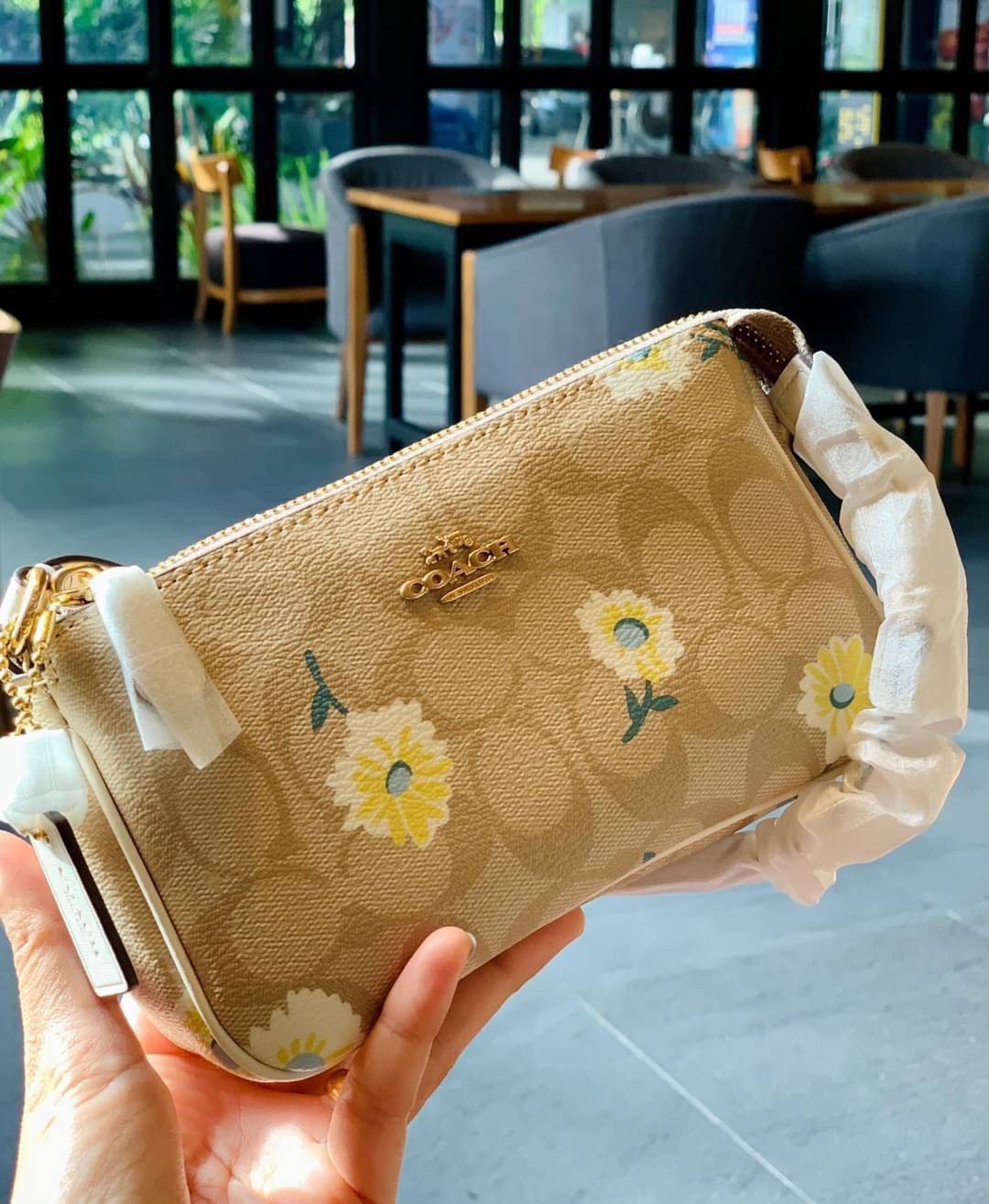 ไอเทมห้ามพลาดจร้าา COACH NOLITA SIGNATURE WITH DAISY PRINT ((C3357)) พร้อมส่งที่ไทย รุ่นต้องมีค่ะ! กระเป๋าหิ้วหรือคล้องมือ หนังแคนวาสปริ้นลายดอกDaisy สวยงาม น่าใช้มากค่ะ เปิดปิดกระเป๋าแบบซิป ภายในสามารถใส่มือถือได้ทุกรุ่น;กระเป๋าเงินใบกลางได้;พร้อมช่องเสี