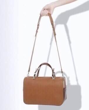 Best Seller!!! ZARA SQUARE BOWLING BAG กระเป๋าถือหรือสะพาย ZARA รุ่นฮิตตลอดกาลวัสดุคุณภาพหนังเเกะเทียมเเบบนิ่ม ทรงสวยดีไซน์เก๋น่าใช้ มีลูกเล่นที่หูหิ้วสามารถปรับระดับได้ มีช่องเล็กใส่ของด้านข้าง ภายในมีช่องเล็กเเละโลโก้มาพร้อมสายสะพายยาวปรับระดับได้เเละที