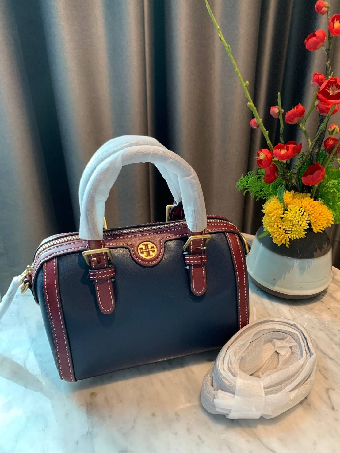TORY BURCH T Monogram Color-block Barrel Duffle พร้อมส่งที่ไทย สวยก่อนใคร ใบใหญ่ ใส่จุไปเลยจ้าา😘 ✔️กระเป๋าทรงหมอน วัสดุหนังแท้ชั้นดีที่สุด หนังเรียบนิ่มสวย ✔️เปิดปิดกระเป๋าด้วยซิปคู่แบบมีหนังห้อย ภายในกว้างมากสำหรับไซด์นี้ หายห่วงไปเ