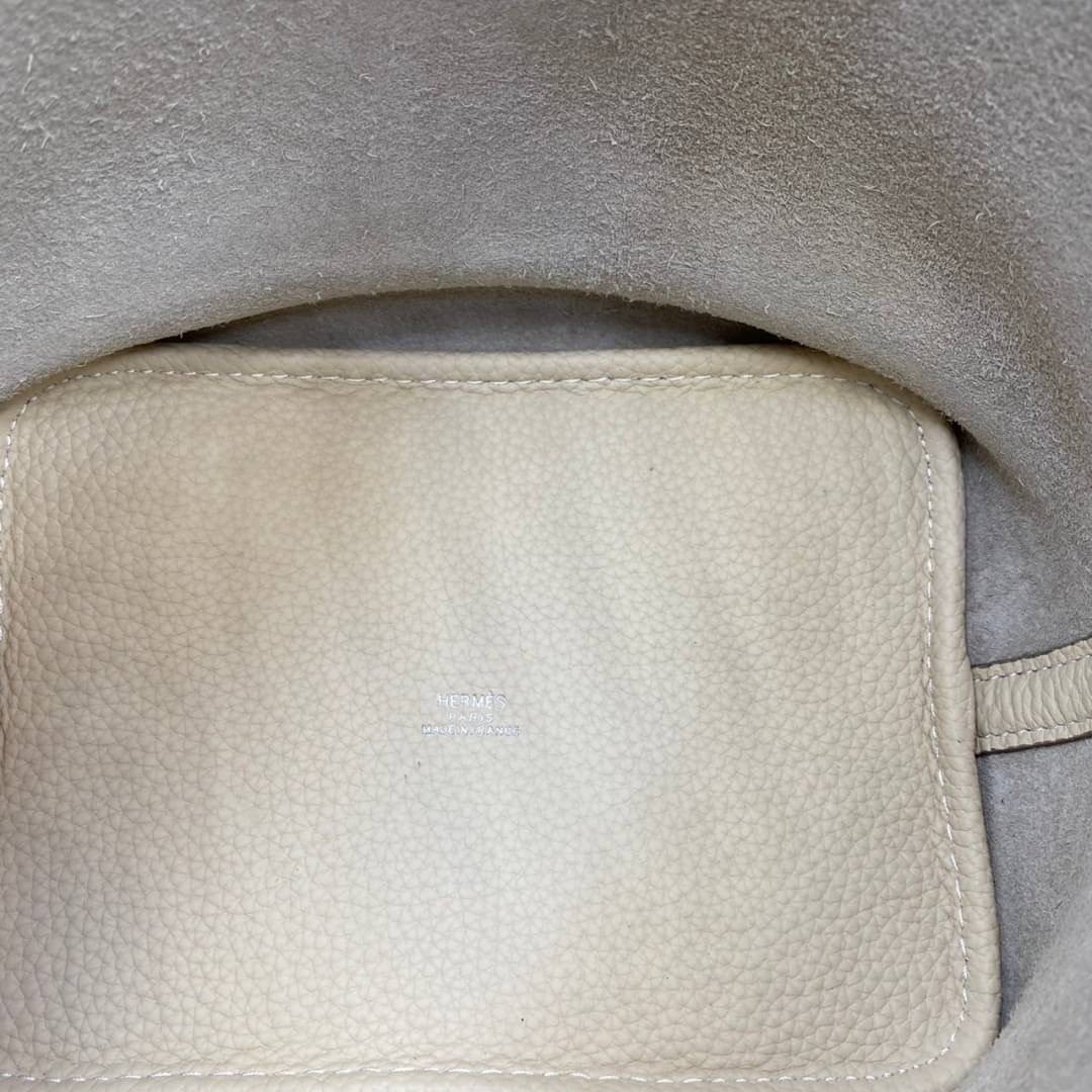 หนังแท้ Hermes Picotin Lock 18 bag กระเป๋าถือแบรนด์หรูระดับโลก งานเกรดออรินอล หนังแท้ทั้งใบ หนังมีลายทอริลลอนคล้ายของจริง มาพร้อมตัวล็อคเคลลี่ Kelly lock รูปทรงเรียบแต่หรู ใช้งานได้ทุกโอกาส ถือง่าย ใช้งานง่าย ภายในโล่งกว้าง ภาพสินค้าถ่ายจากงานขายจริง ใช้ง