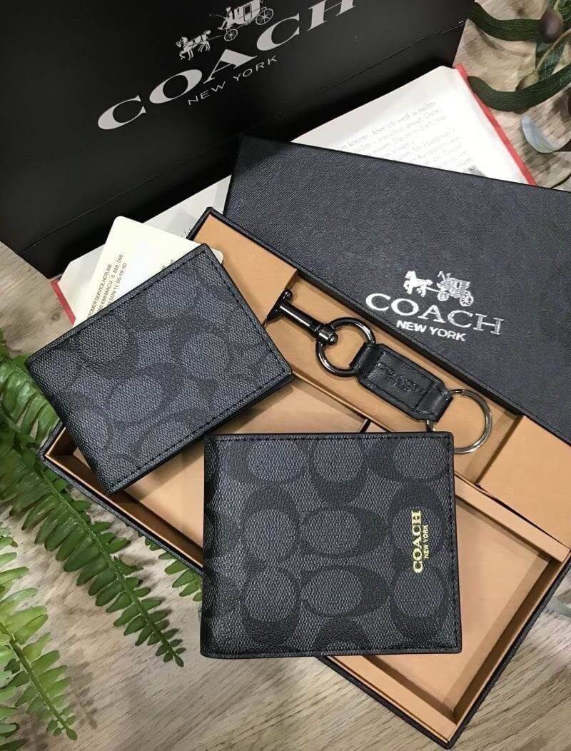 COACH FACTORY SHORT WALLET WITH CARD POCKET & KEY CHAIN Value set & 3 in 1! กระเป๋าสตางค์ใบสั้น + กระเป๋าใส่บัตร และพวงกุญแจ วัสดุหนังแท้ลายแบรนด์รอบใบ ภายใน มีช่องใส่ธนบัตร,บัตร บุผ้าลายแบรนด์ มาาพร้อมอุปกรณ์ ครบ set จะมอบเป็นของขวัญหรือใช้เองก็แนะนำค่ะ