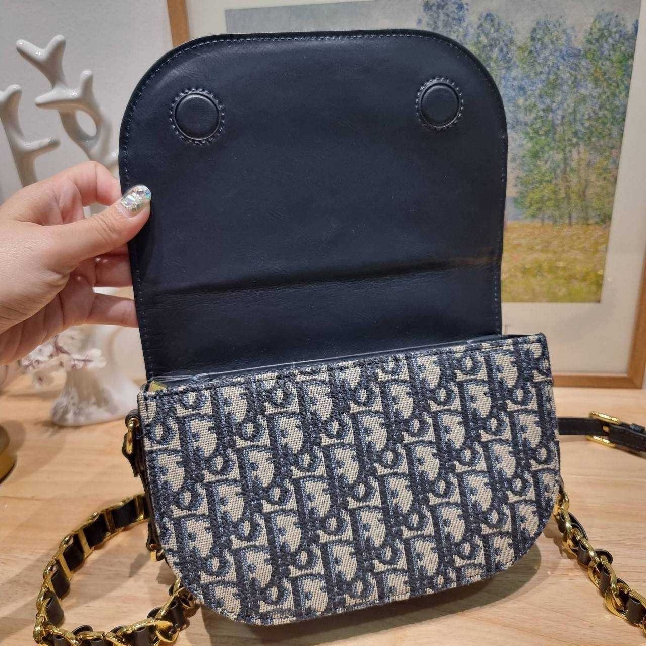 CD SIGNATURE BAG WITH STRAP กระเป๋าสะพายซิกเนเจอร์ ไอเท็มมาแรง ที่สวยแซ่บไม่มีไม่ได้เลย เกรดออริ 1:1