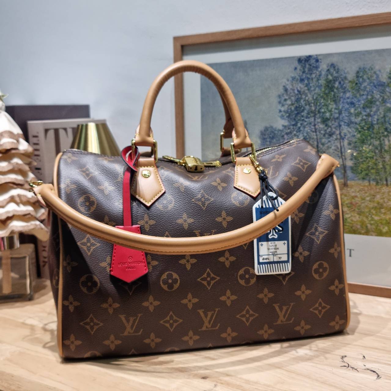 LV speedy soft 30 crafty bag กระเป๋าทรงหมอน รุ่นท็อปฮิต กับดีไซน์ใหม่ต้อนรับฤดูกาลท่องเที่ยว โดดเด่นด้วยการตกแต่งลายพิมพ์ซิกเนเจอร์ และป้ายแท็กหนังสุดเก๋