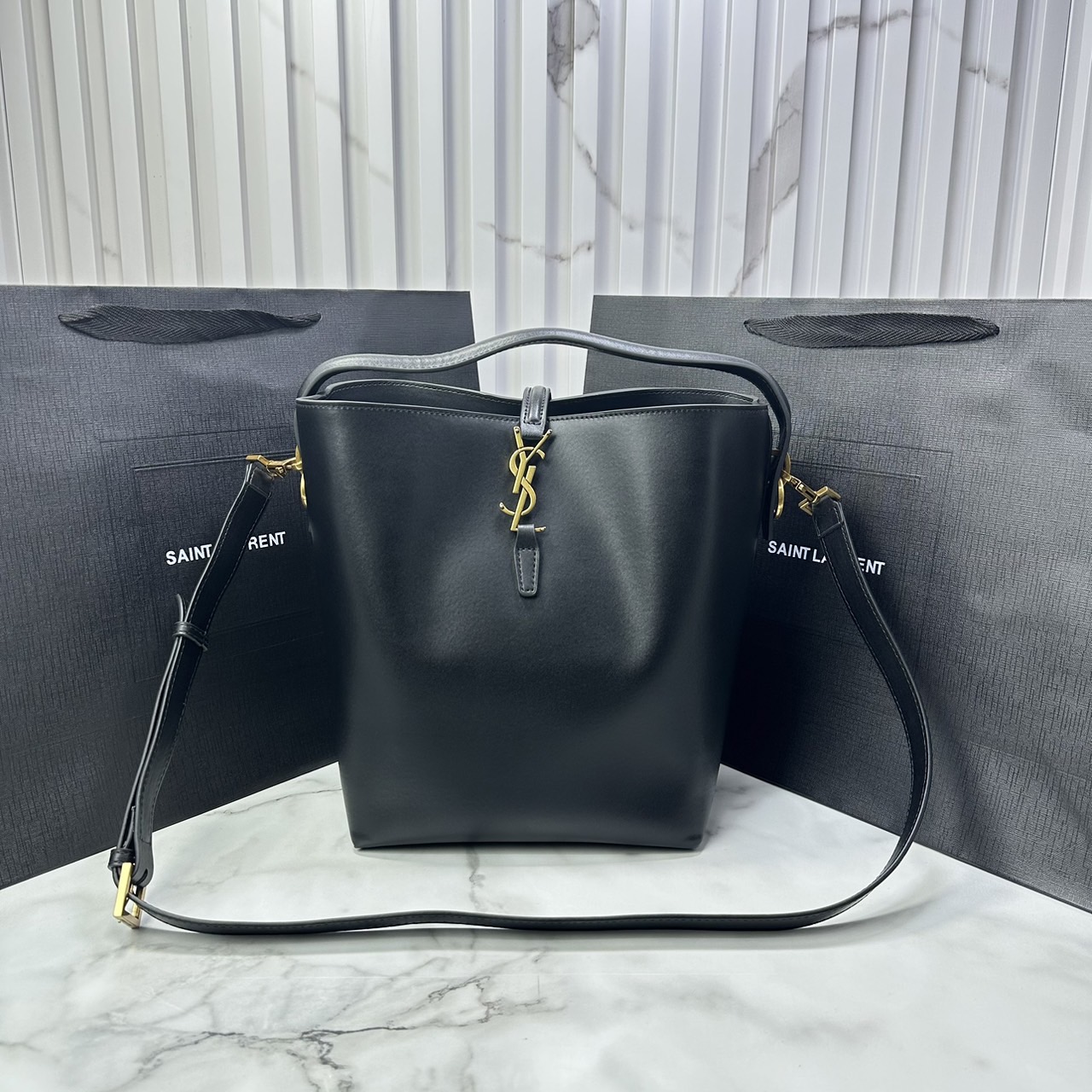 Medium 8" YSL Le 37 in shiny leather Hobo Bag / YSL Bucket Bag / YSL Tote Bag กระเป๋าสะพายทรงโฮโบโท้ท งานหนังสวยเต็มใบ อะไหล่ทองสวยคลาสสิก ราคาแสนดีแนะนำของมันต้องมีจริงๆ