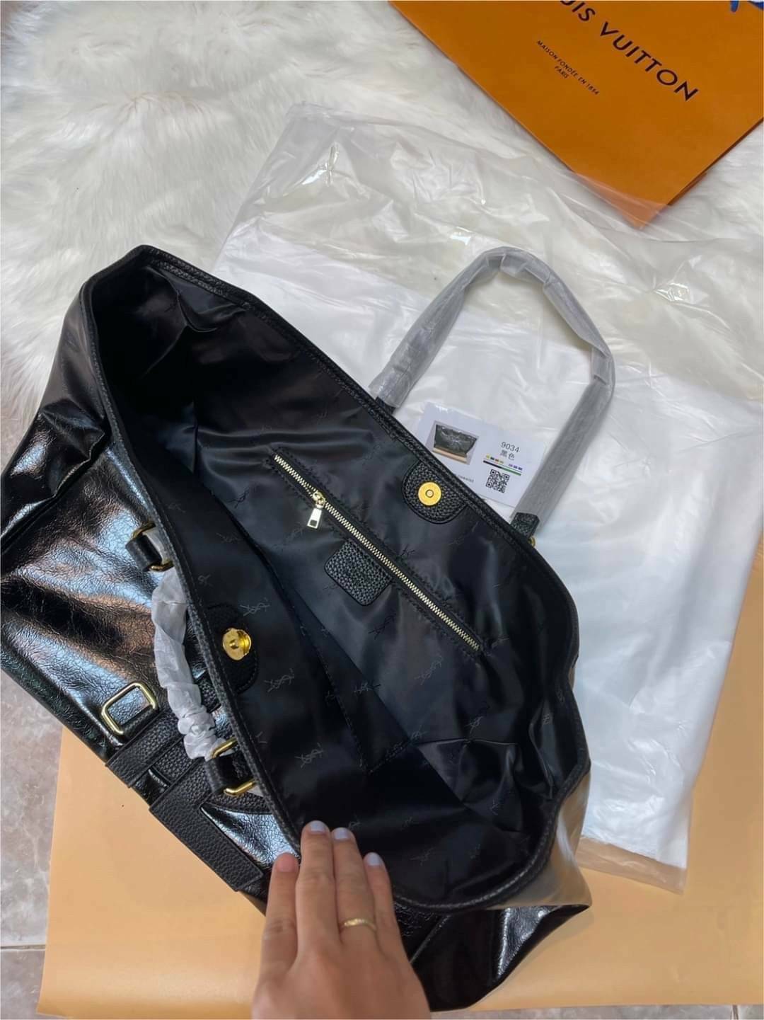 YSL Vavin Tote in Black Classic Leather / YSL SHOPPING E/W IN SUPPLE LEATHER รุ่นหนังเงา กระเป๋าทรงโท้ทใบใหญ่ หน้าโลโก้ใหญ่โดดเด่น ช่องกว้างใช้งานง่าย ภายในโล่งกว้างมาก ใส่ของได้สบาย หิ้วไปเที่ยวต่างจังหวัด สะพายไปต่างประเทศตามใจ!! เลิศตรงที่ดีไซน์ใบนี้เป
