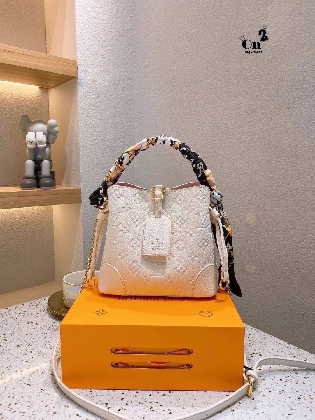 LV NeoNoe Beloved Monogram กระเป๋าสะพายทรงหรูหรา มีสไตล์ เป็นเอกลักษณ์ลงตัวสมบูรณ์แบบ จุของได้เยอะมาก งานปั้มลายโมโนแกรมเต็มใบ ใบจริงสวยมากกกก ได้สวยก่อนใคร ต้องจัดแล้วจ้า พร้อมส่งความสวยที่นี่ ที่เดียว!!