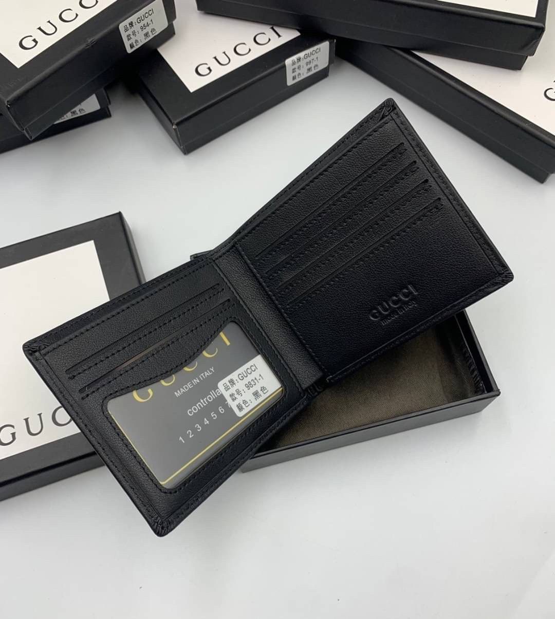 หนังแท้ GUCCI Men Short Wallet รุ่นใหม่ล่าสุด!! หนังสวยเริด ดีงามมากค่าาา กระเป๋าสตางค์ใบสั้น ดีไซน์ใหม่ สวยดูหรู ถือใช้กำลังเหมาะมือ ใส่บัตรได้เยอะ ใส่ธนบัตรได้ทุกชนิด มาครบ set พร้อมส่ง!! เป็นไอเท็มที่หนุ่มๆต้องมีจริงๆจ้า 😎😎