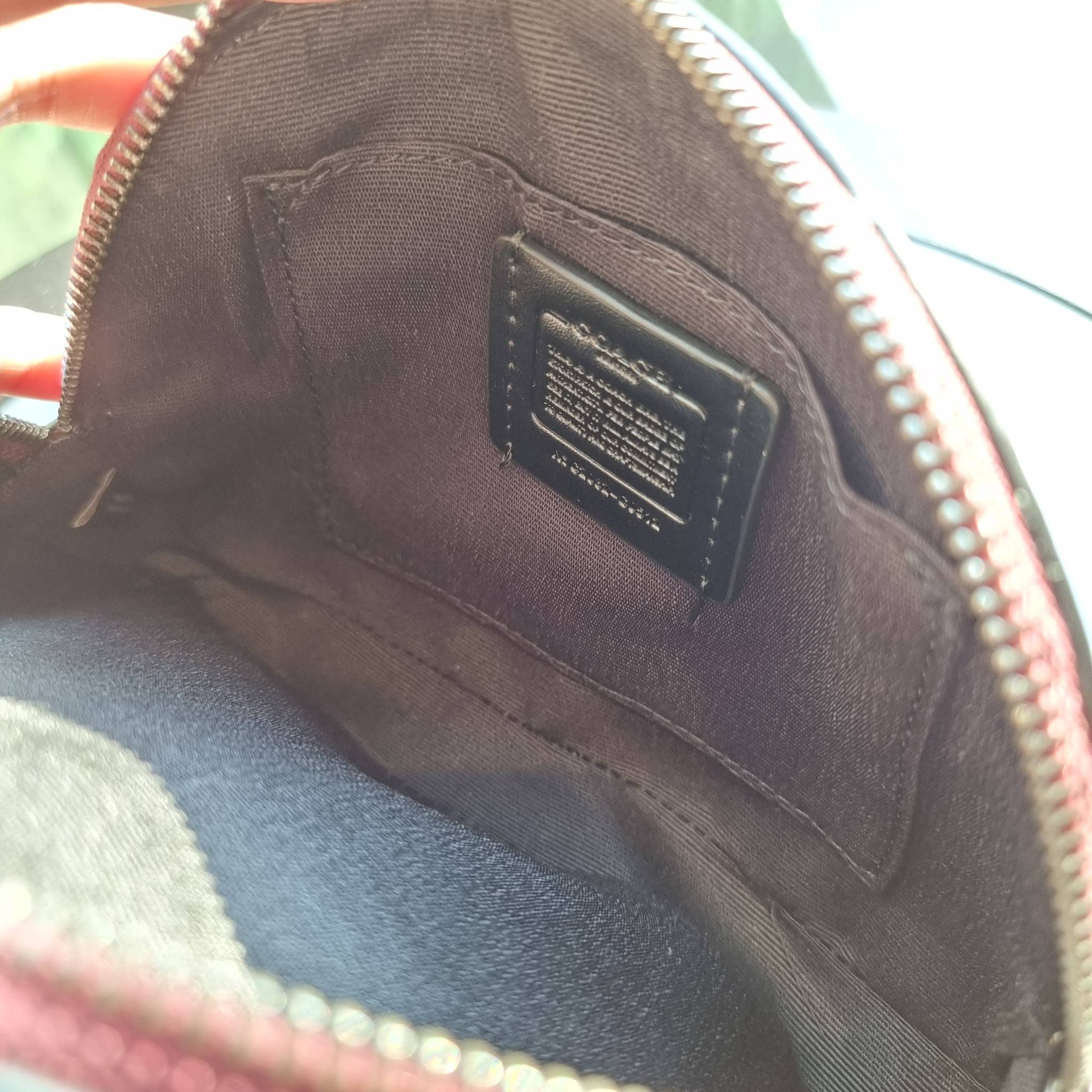 OUTLET 】COACH 1591 SERENA SATCHEL IN SIGNATURE CANVAS กระเป๋าสะพายคอลเลคชั่นยอดฮิต ดีไซน์ลุคผู้ดี ต้องยกให้น้องใบนี้เลย!! จัดสีขายดี สีลุคคุณหนูมาให้ สวยตาแตก!! วัสดุหนังแคนวาส เปิด-ปิดด้วยซิป 2 ช่องหลัก ภายในเป็นช่องโล่ง เก็บของได้แบบสบายๆ ใส่มือถือได้ทุ