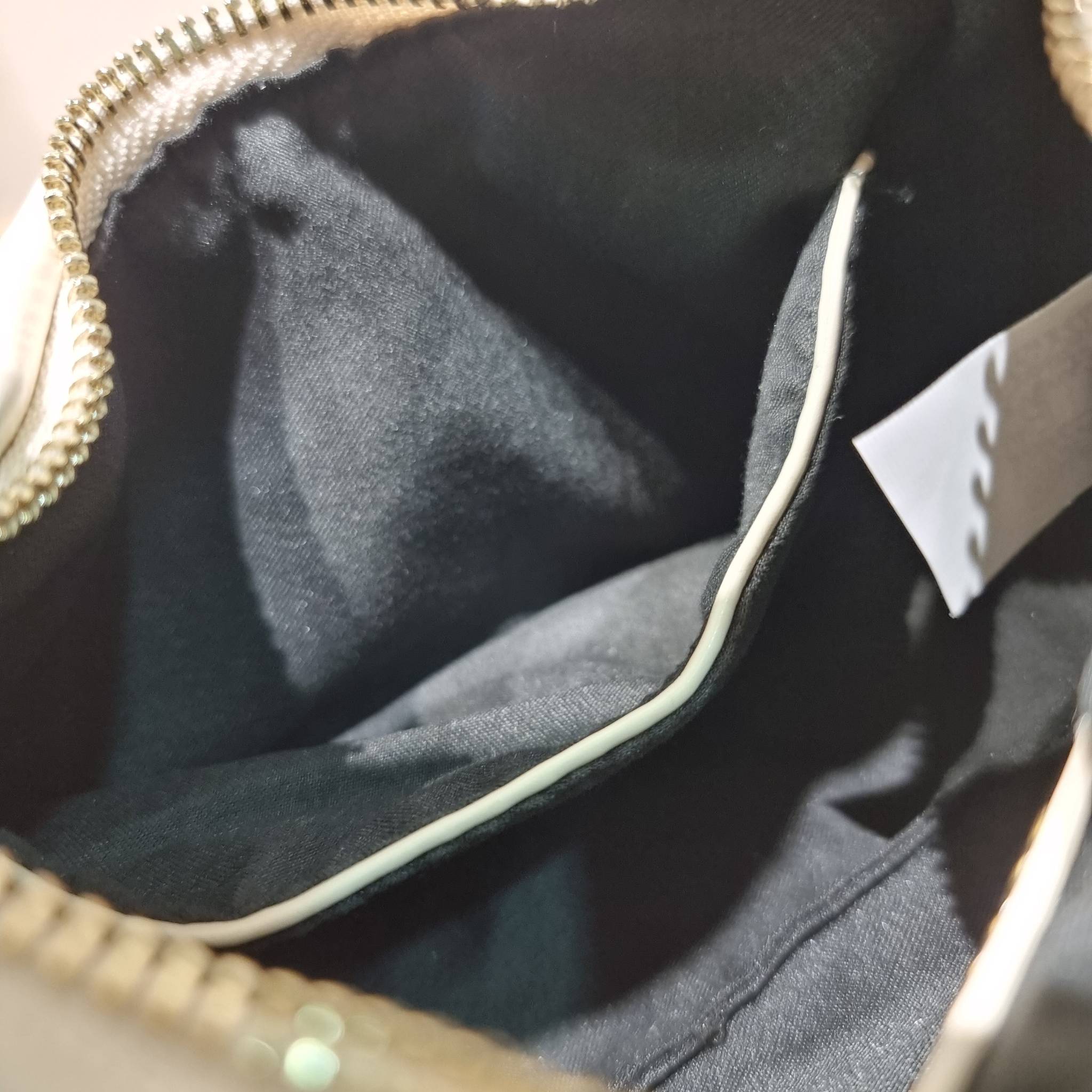 MIU MIU WANDER MATELASSÉ MINI HOBO BAG ไอเท็มสับๆอีกหนึ่ง ที่ต้องมีใช้ได้แล้ว กับกระเป๋าถือ/สะพาย ทรงโฮโบ คิ้วท์สุด ปังสุด ตัวแม่ อินฟลู ดาราเค้าใช้กันเพียบ