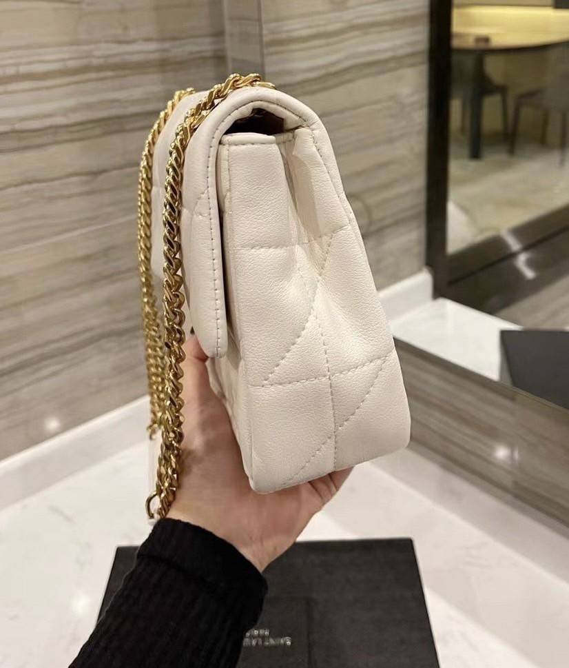 VIP 】SAINT LAURENT JAMIE BAG VIP GIFT WITH PURCHASE (GWP) พรีเมี่ยมกิ้ฟ Limited Edition จาก YSL DUTY FREE COUNTER วัสดุหนังแกะสังเคราะห์ อะไหล่สีทอง ดีไซน์ลายตารางหมากฮอต ประดับโลโก้แบรนด์ที่ด้านหน้า รูปทรงสวย มีหูจับถนัดมือสายสะพายโซ่เลื่อนปรับระดับได้..