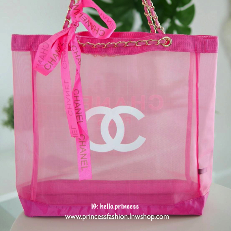 พร้อมส่งความสวยหรู สีชมพูน่ารัก 💕 Chanel Shopping Bag With Ribbin กระเป๋าสะพายใบใหญ่ทรง Shopping Bag Limited Edition พรีเมี่ยมกิ้ฟของแท้นำเข้าจาก Chanel Perfume Counter ของแท้100% ใบใหญ่วัสดุ Nylon โปร่ง♡ *อะไหล่ทอง ปั้มโลโก้ CHANEL สีขาว เ