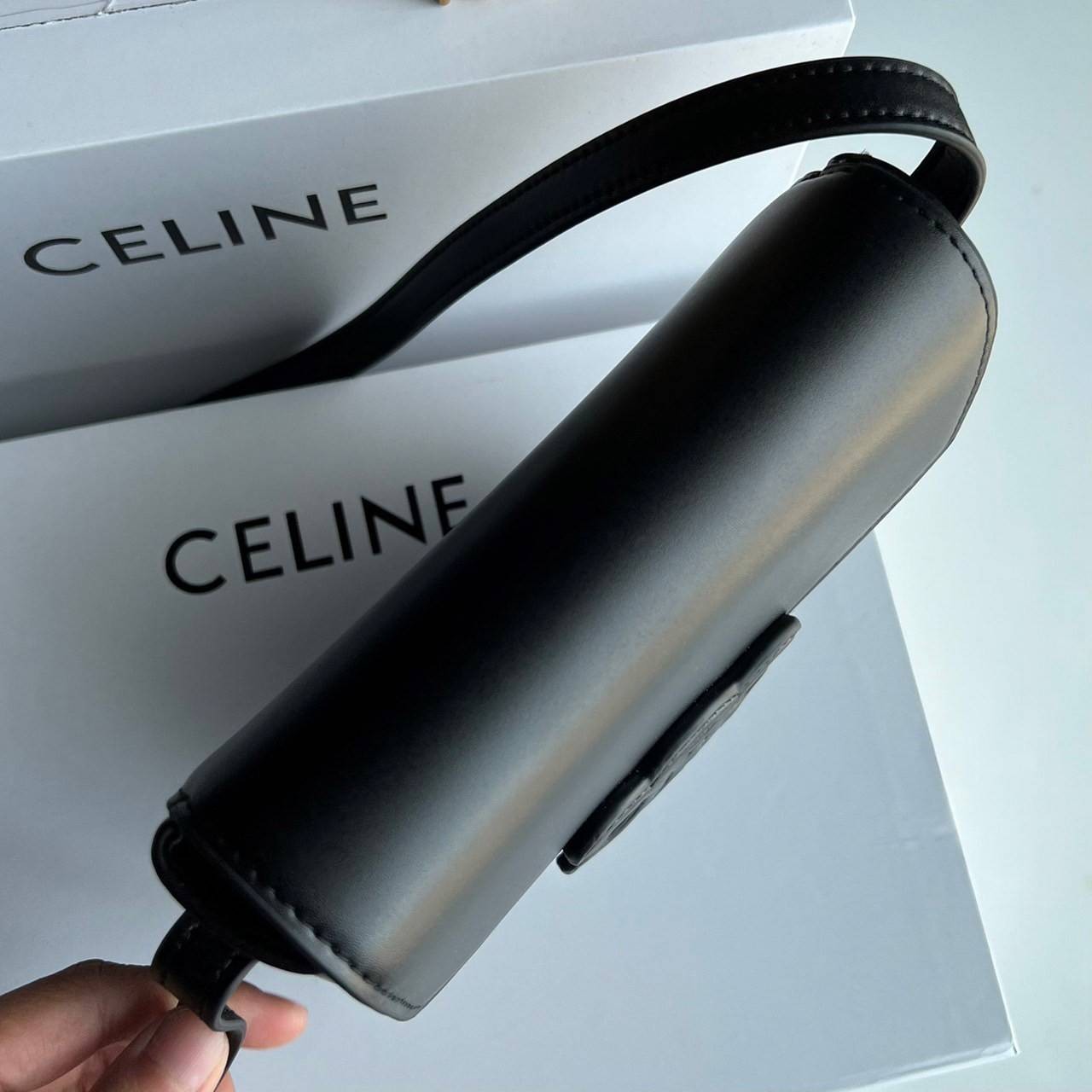 หนังแท้ CELINE BESACE cuir triomphe in Smooth calfskin / CELINE TRIOMPHE CLOSSBODY BAG หนังแท้ทั้งใบสวยหรู แบบใหม่ล่าสุด โลโก้หนังสมูทคลาสิก เหมาะกับสาวๆในวันที่อยากครอสบอดี้ชิลๆ ห้ามพลาดค่ะ!