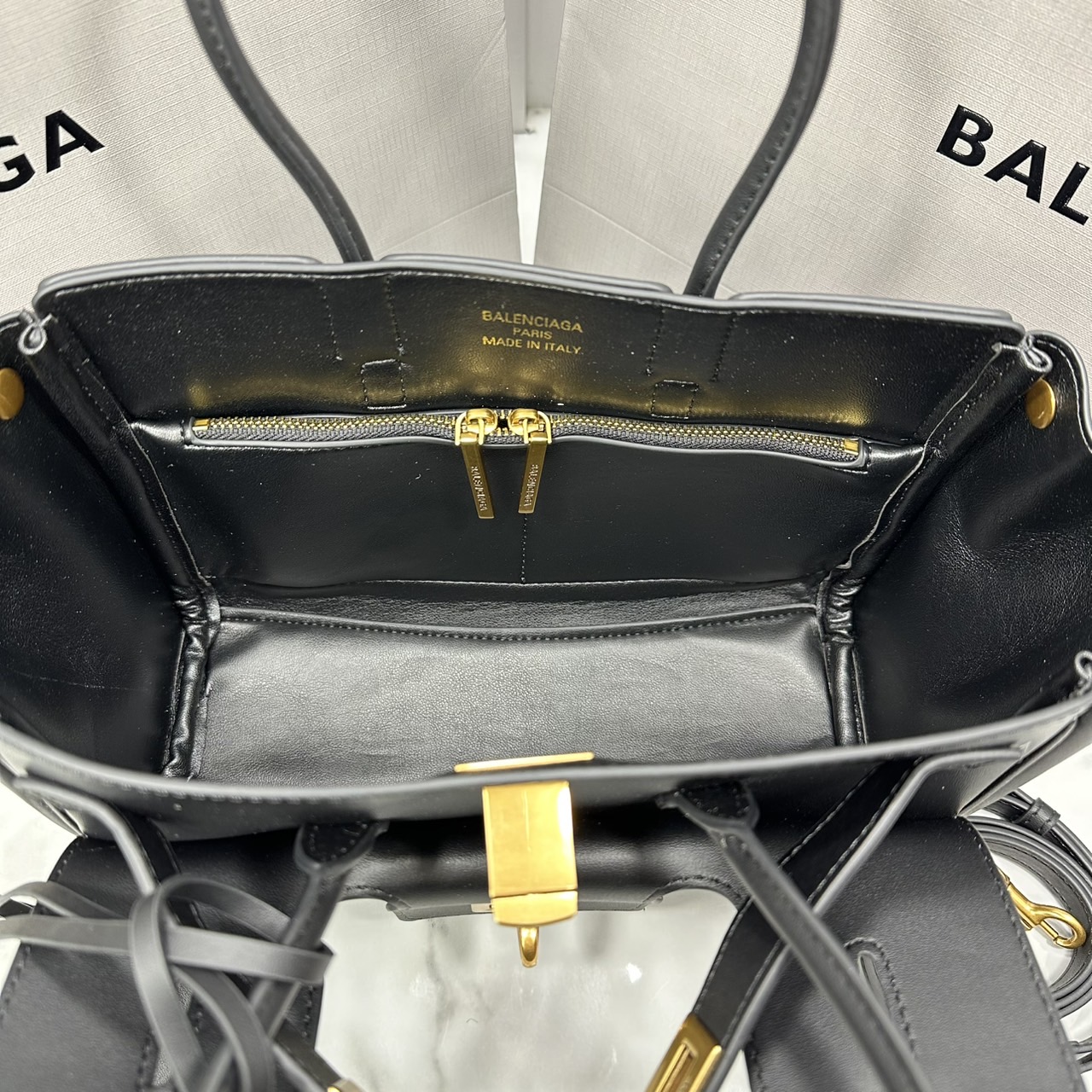 ORI หนังแท้ | Balenciaga Bel Air Carry All Bag Mini in Black smooth leather, aged-gold hardware ที่สุดของไฮแฟชั่น ดีไซน์เหนือกาลเวลาสุดไอคอนิค ต้องยกให้แบรนด์นี้เลยค่ะ กระเป๋าสะพายดีไซน์สวย!! หรู!! เลิศ!! ไม่ซ้ำใคร