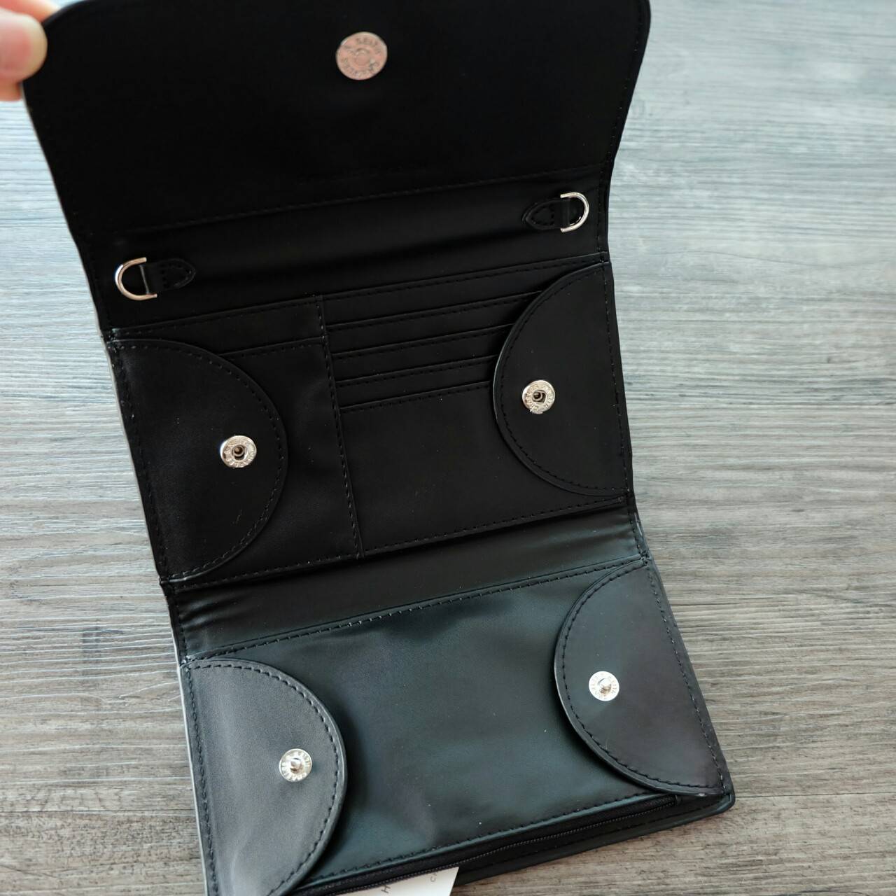 CHARLES&KEITH FRONT FLAP WALLET กระเป๋าสตางค์แบบ cluth คลัช รุ่นชนช็อปเปิดปิดด้วยฝาปิดกระดุมแม่เหล็ก ด้านหน้ามีโลโก้แบรนด์ ภายในมีช่องใส่ของ เยอะค่ะ มีทั้งฝช่องซิป และช่องใส่บัตรหลายช่อง สามารถใส่ธนบัตร มือถือ เหรียญและบัตรได้เยอะ มีกระดุมปรับขยายทรง มาพร