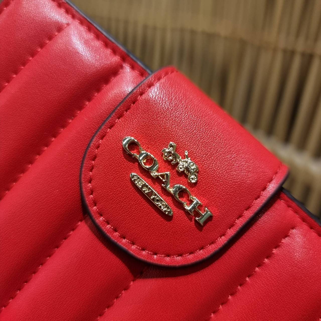 COACH C3454 MEDIUM CORNER ZIP WALLET ความหรูที่ซื้อได้!! กระเป๋าสตางค์ดีไซน์ใหม่ล่าสุด ออกแบบมาหรูดูดี ดีเทลลูกเล่นบุหนัง nappa นิ่มขึ้นเงาสวยมากๆ เปิด-ปิดใช้งานง่าย มีช่องซิปแยก มีช่องใส่บัตร ใส่ธนบัตรได้ทุกชนิด สะดวกใช้จริงๆใบนี้ สาวๆได้ไปใช้แล้วไม่อยาก