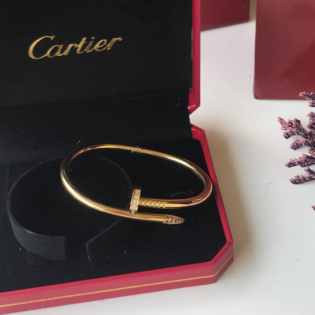 Cartier JUSTE UN CLOU EARRINGS กำไลข้อมือตะปู มี 2 แบบ มีเพชร/ไม่มีเพชร ภาพถ่ายจากงานจริง วัสดุโลหะเคลือบขึ้นเงาตามรูป งานปั้มครบตามรูปเลยค่ะ