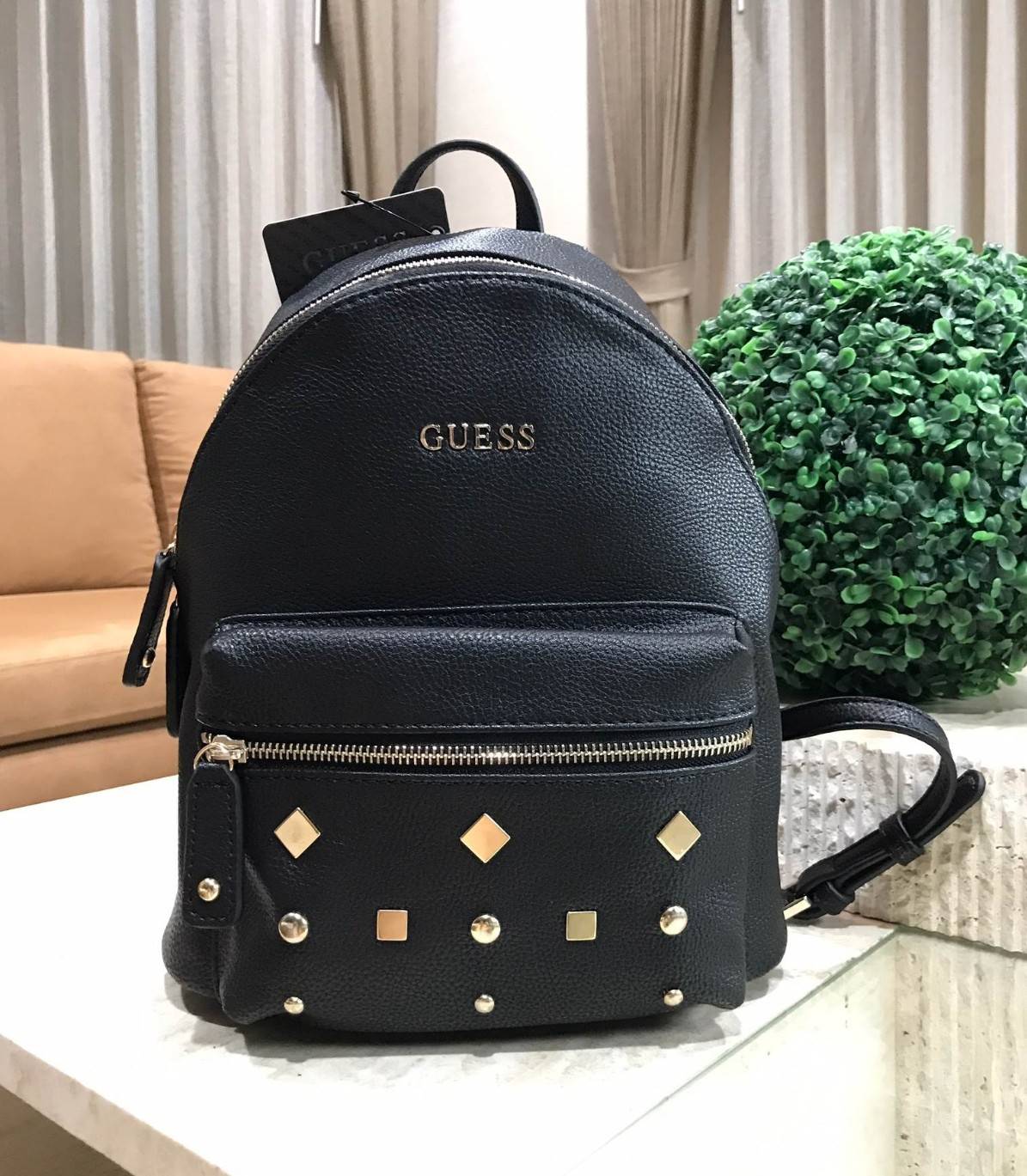 GUESS CANSON BACKPACK ของแท้❗️กระเป๋าเป้หนังเนื้อนิ่มสัมผัสคล้ายหนังแท้ ด้านหน้าแต่งหมุดกิ๊ปเก๋ เปิดปิดด้วยซิปสะดวกใช้ ด้านในบุผ้าแบรนด์ มีช่องใส่ซิปและช่องใส่ของจุกจิก ขนาดกำลังดีค่ะ น้ำหนักเบา สีสวย สายสะพายปรับได้ฟรีเลยค่าใบนี้ แนะนำมากๆค่า