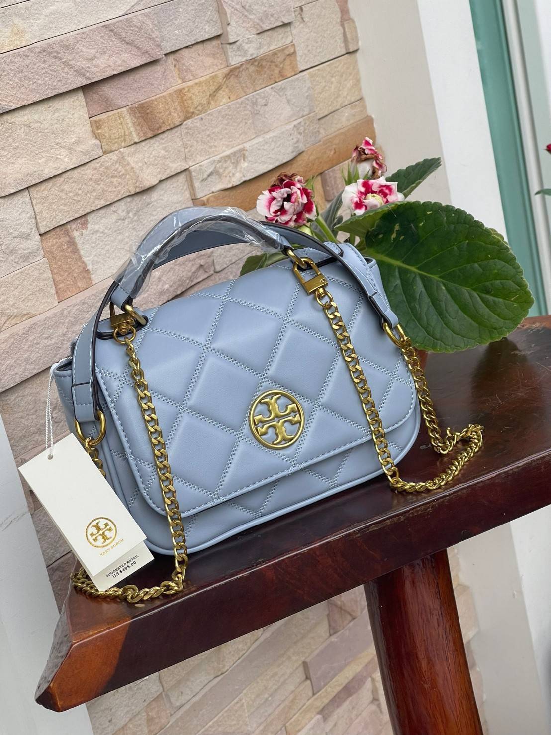 Tory burch crossbody and mini top handle Bag กระเป๋าถือที่มีดีไซน์แสนจะธรรมดาแต่ให้ลุดสุดชิด โดยลวดลายการเดินด้ายกระเป๋าที่มีรสนิยมดูแล้วคลาสสิค ตัวกระดุมของกระเป๋าเปิด-ปิดได้ง่าย หนังมีความนิ่ม จะถือก็ให้ความเก๋ได้อีกแบบ เหมาะกับการไปเที่ยวทั้งในวันสบาย