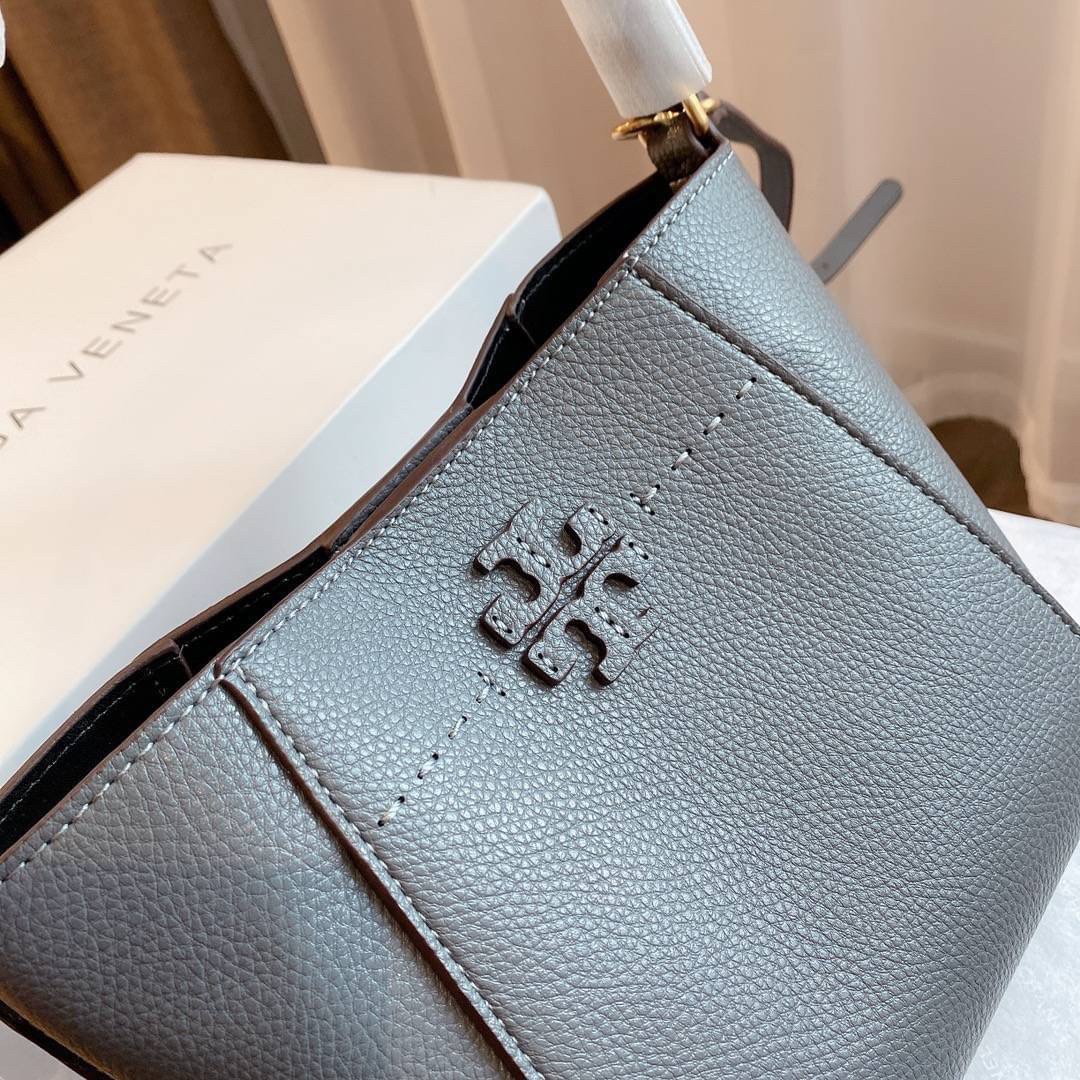 TORY BURCH MCGRAW MINI BUCKET BAG กระเป๋าสะพาย *วัสดุหนังวัวแท้ หนังนุ่ม หนังหอม น้ำหนักเบามากกก!
