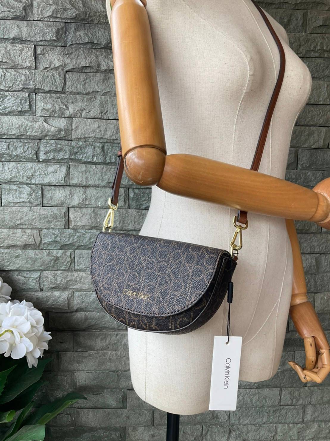 ของแท้ 💯% Calvin Klein Monogram Crossbody Bag กระเป๋าสะพายทรงครอสบอดี้ กระเป๋าคลัทช์ ทรงครึ่งวงกลม ขนาดน่ารัก ลายโมโนแกรมรอบใบ