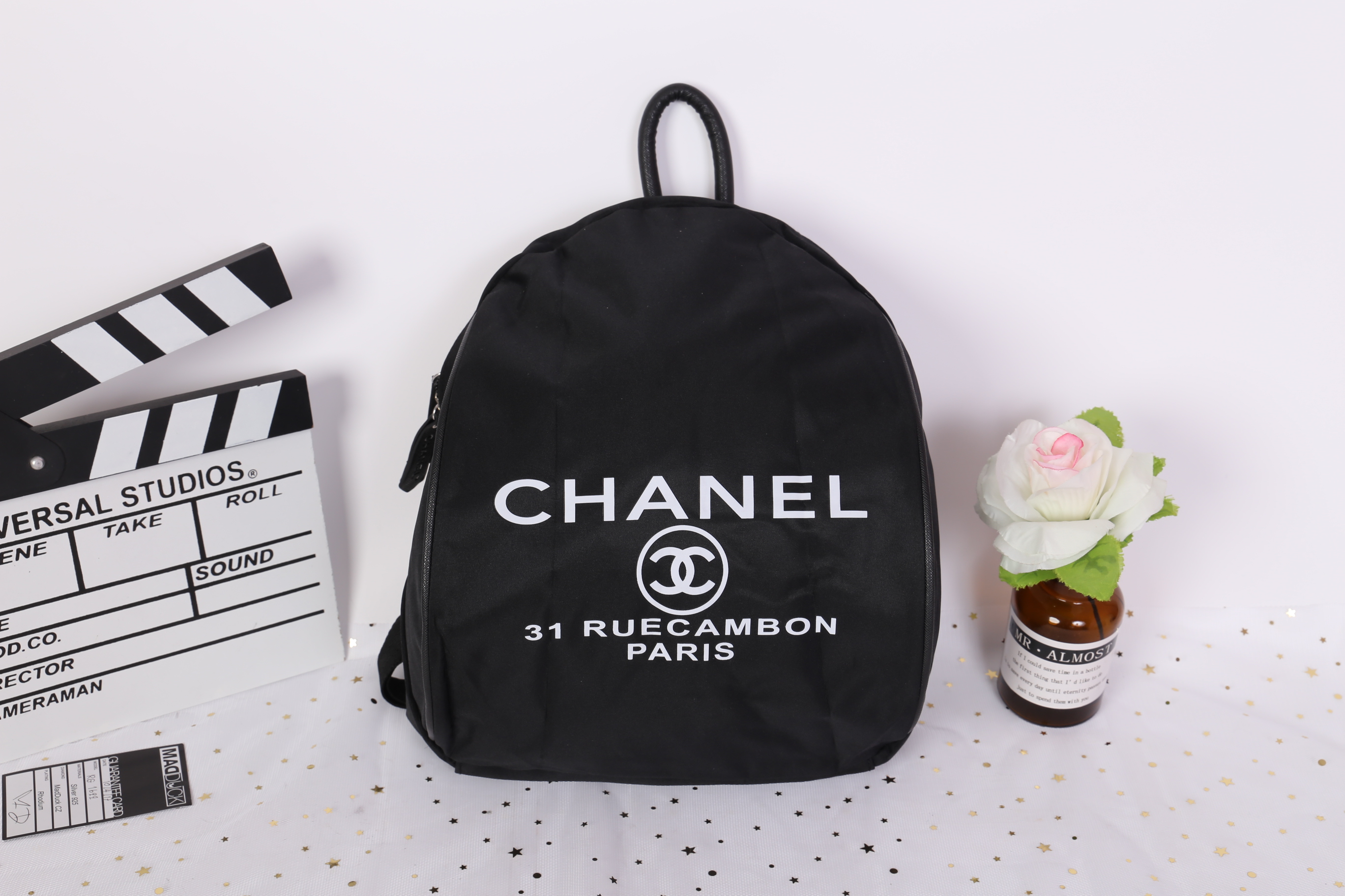 Chanel VIP Gift Rue Cambon Backpack สินค้าเป็นของแท้ 100% ใหม่จากเค้าเตอร์เครื่องสำอาง/น้ำหอมแบรนด์ กระเป๋าเป้ของแท้จาก Chanel VIP Gift Bag วัสดุไนล่อน หัวซิปทำจากหนังปั้มชื่อแบรนด์ ด้านในเป็นช่องกว้าง และมีช่องซิปเล็ก ตัวสายสะพายด้านหลังเลื่อนปรับได้ค่ะ