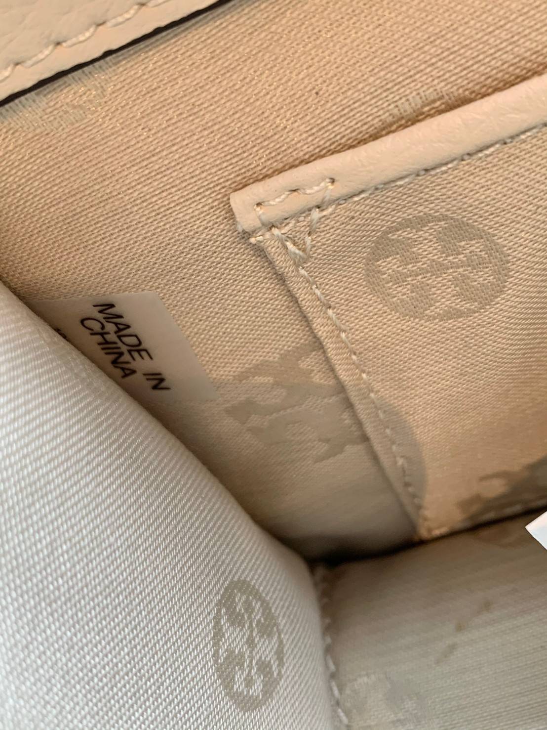 TORY BURCH BRLTTEN SMALL SADDLE BAG / Tory Burch Britten Flap Shoulder Bag กระเป๋าสะพายข้าง วัสดุหนังแกะแท้ ด้านหน้าประดับโลโก้แบรนด์ เปิด-ปิดกระเป๋าแบบกระดุมแป็กแม่เหล็กแน่นหนา ภายในมีช่องหลัก ใส่กระเป๋าเงินใบกลาง มือถือได้ทุกรุ่น มีช่องแยกใส่ของจุกจิกอี