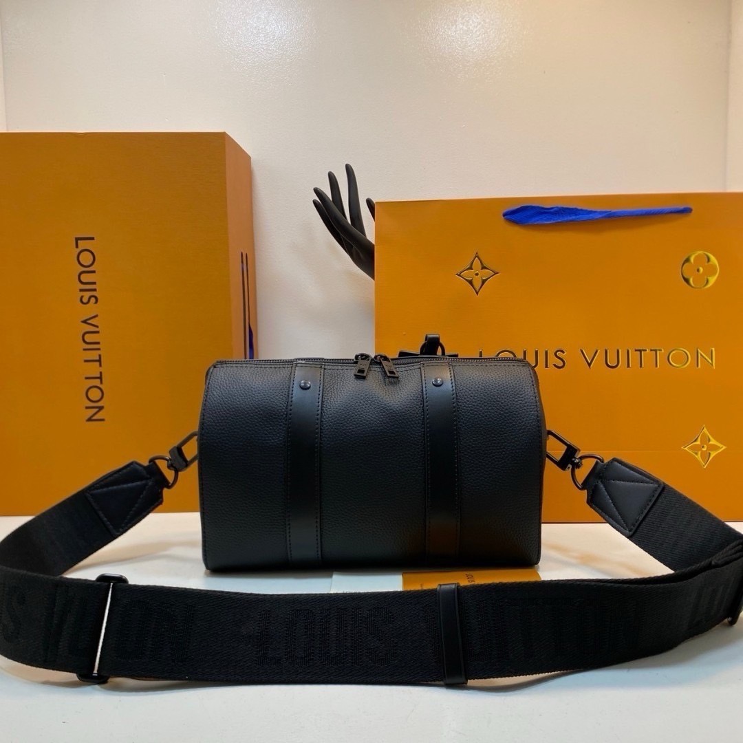 สลับแท้ LV City Keepall Bag 27cm กระเป๋าสะพายทรงหมอนสุดไอคอนิก หนังแท้ Aerogram สีดำคลาสสิก โดดเด่นด้วยโลโก้ LV โลหะสีดำสะท้อนเอกลักษณ์เรียบง่าย หรูหราร่วมสมัยอย่างลงตัว