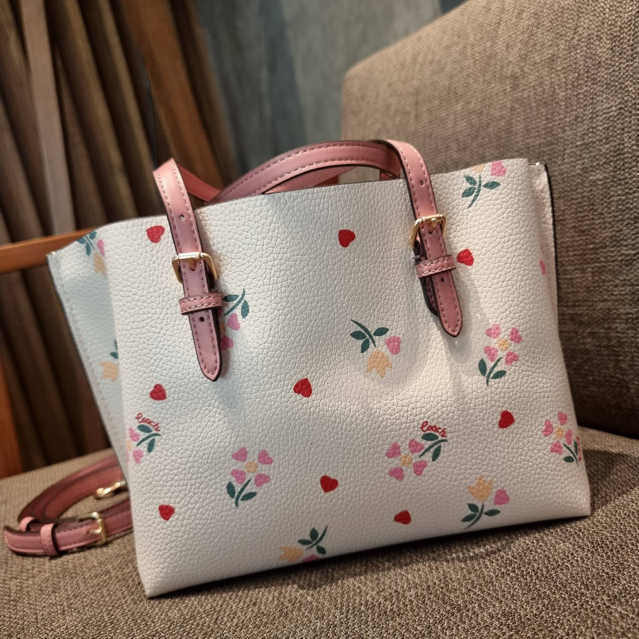 COACH C4084 MOLLIE TOTE 25 WITH HEART FLORAL ดีไซน์ใหม่ล่าสุด กระเป๋าโท้ทไซส์เล็กที่สาวๆต่างก็ต้องปักใจรัก รอบนี้น้องถูกเติมแต่งลวดลายดอกไม้ เพิ่มดีเทลความน่าใช้ไปอีก วัสดุหนัง pepble เรียบหรูดูดีม้าก!! ภายในโล่งกว้าง มีช่องซิปกลางใส่ของได้ ขนาดกำลังดีแบบ